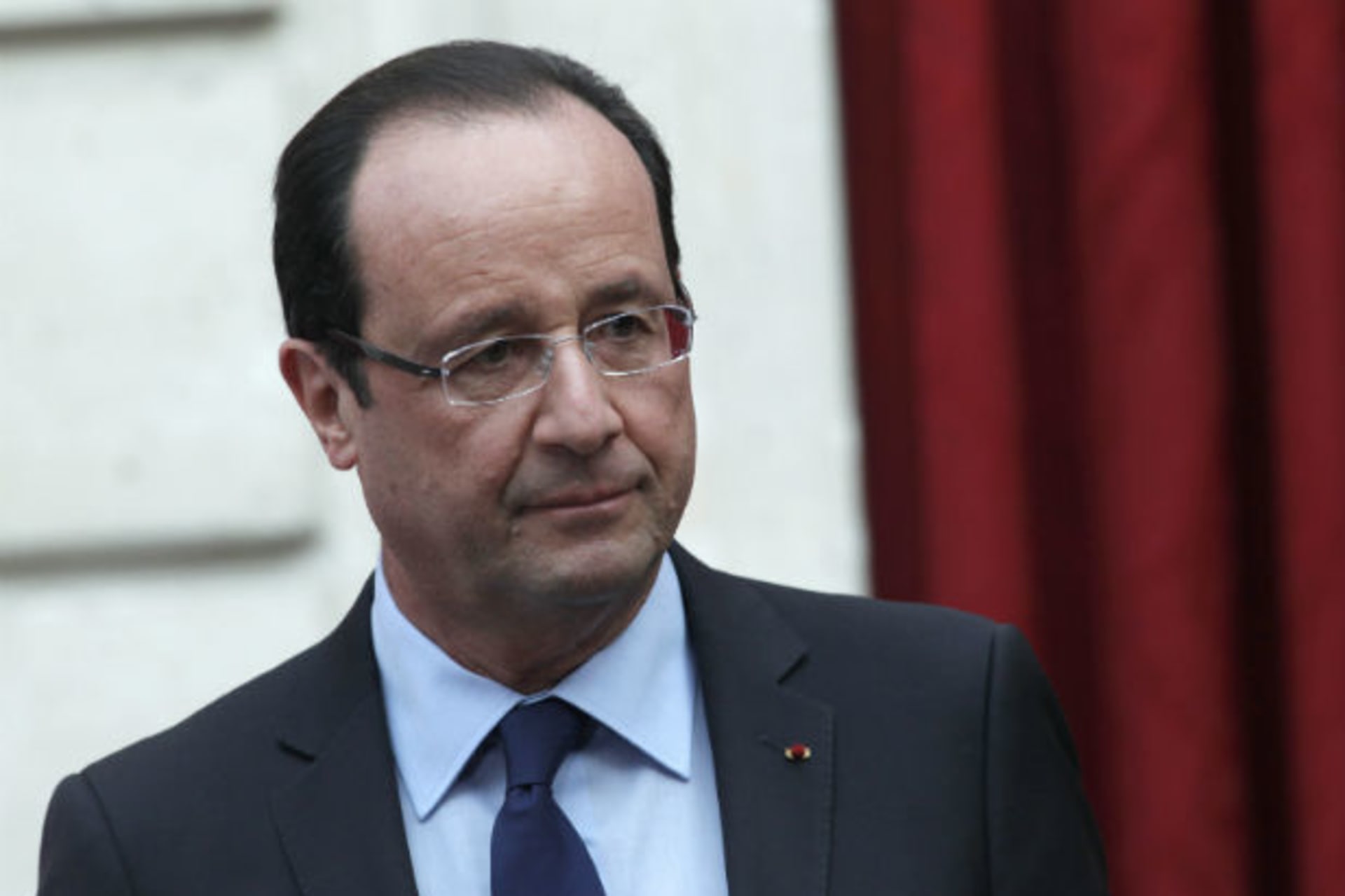 France's President Hollande gives a speech where he declared "mission accomplished" during a ceremony to honour French troops at the Elysee Palace in Paris 21/12/2012.