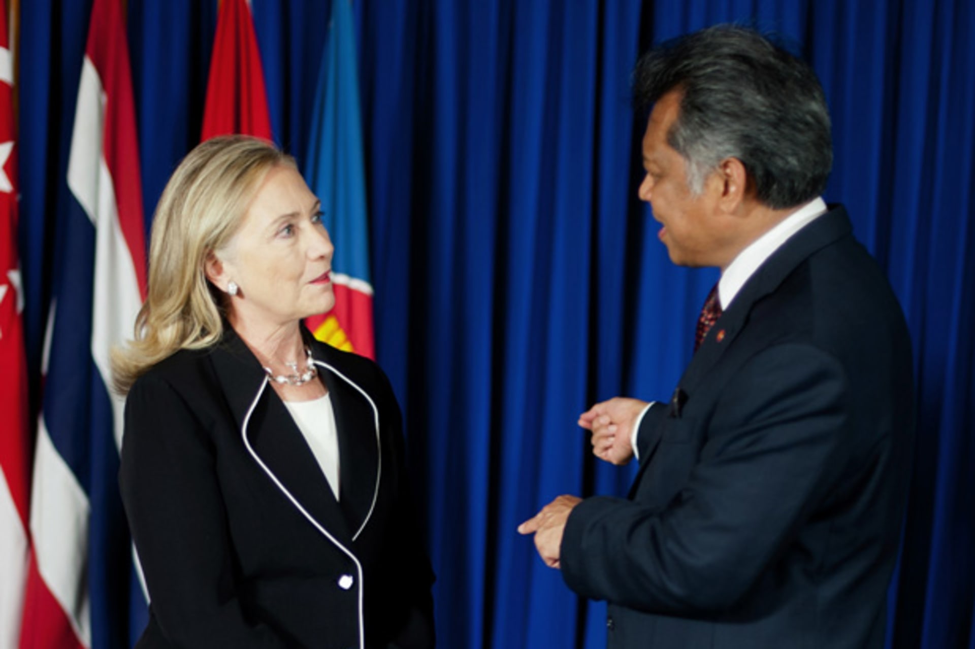 <p>U.S. secretary of state Clinton speaks with ASEAN secretary-general Pitsuwan during a meeting at the ASEAN Secretariat in Jakarta.</p>
