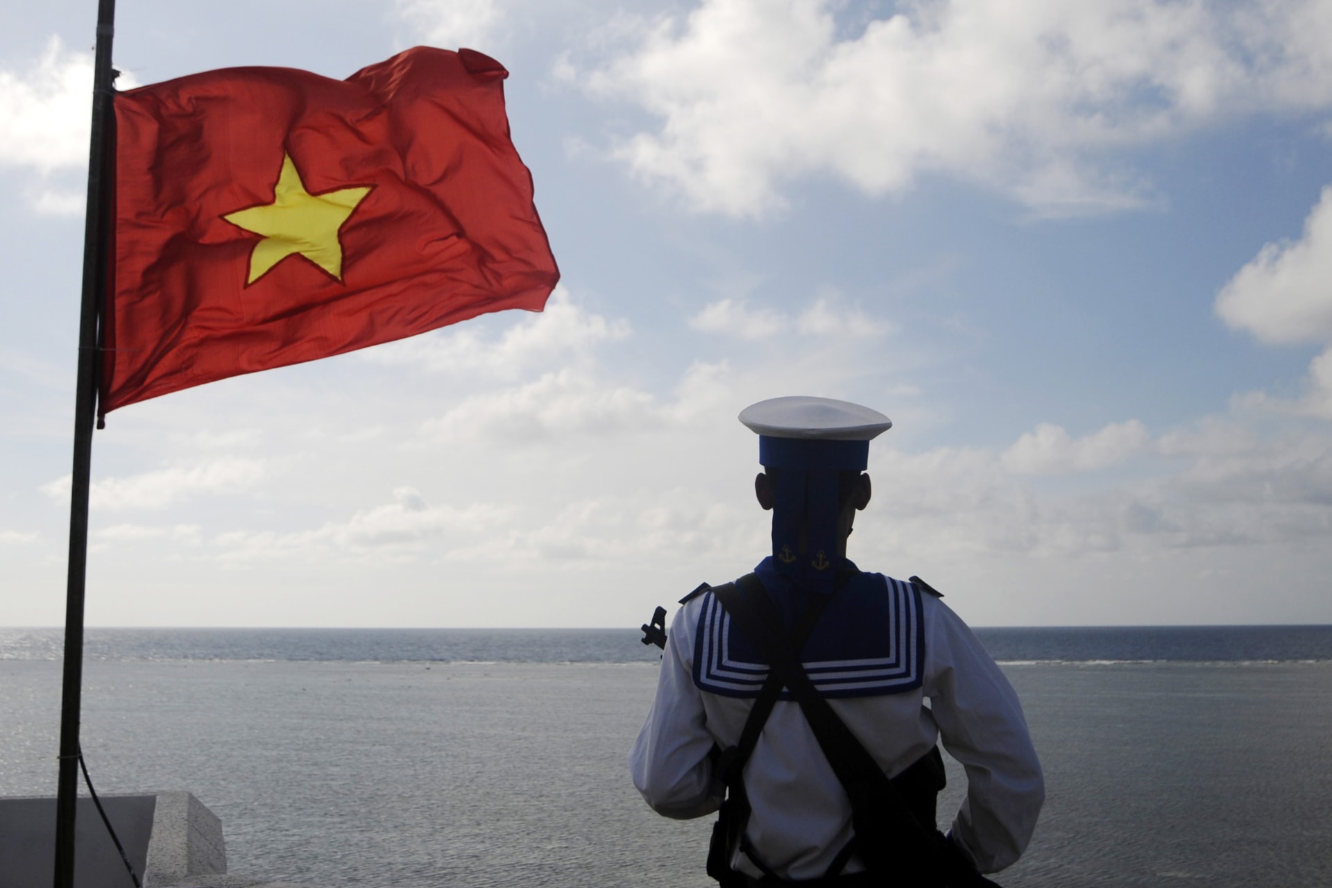 <p>A Vietnamese naval soldier stands quard at Thuyen Chai island in the Spratly archipelago on January 17, 2013.</p>
