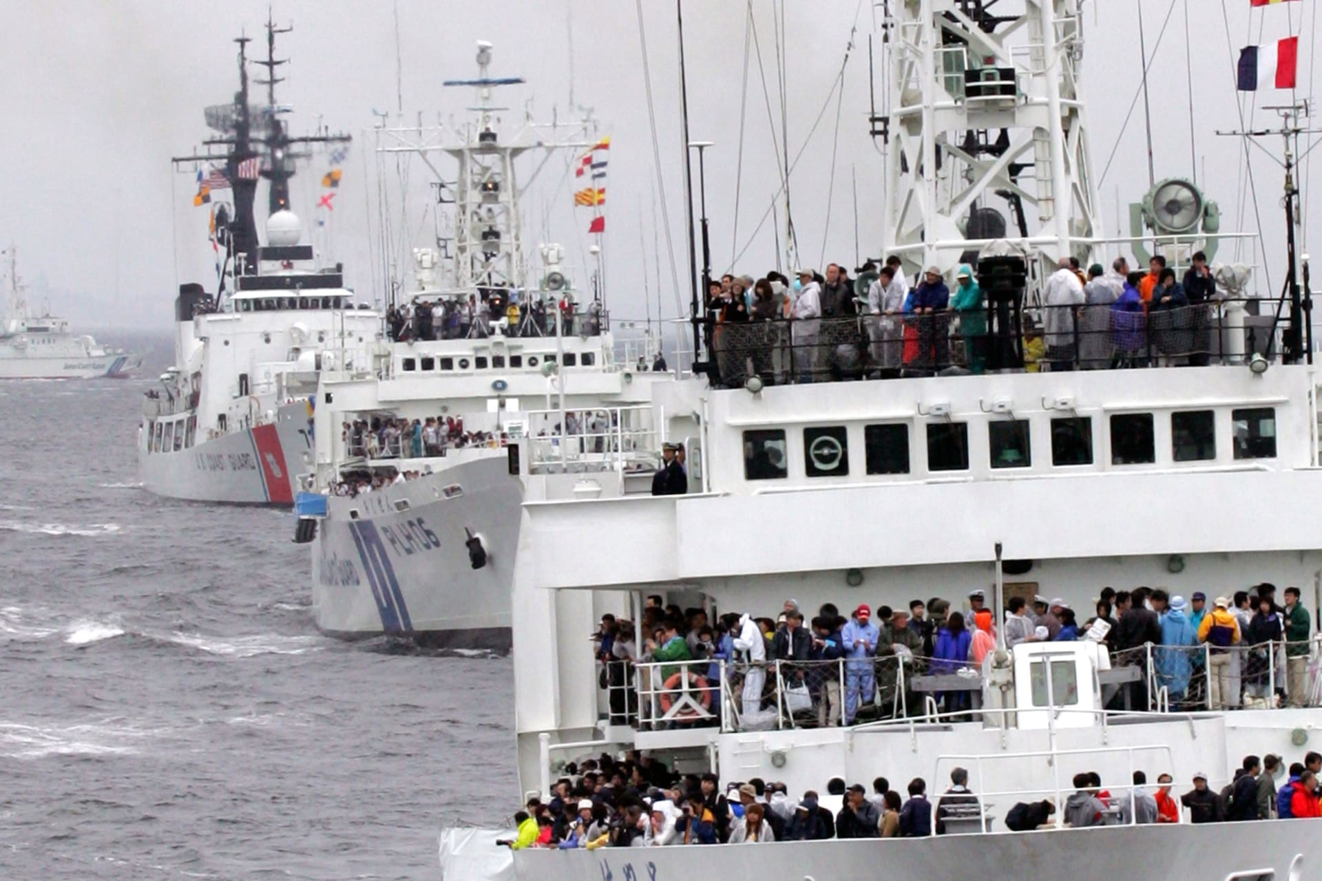 <p>Spectators on Japan Coast Guard vessels are seen during their annual fleet review and exercise demonstration at Tokyo Bay in Tokyo on May 27, 2006.</p>
