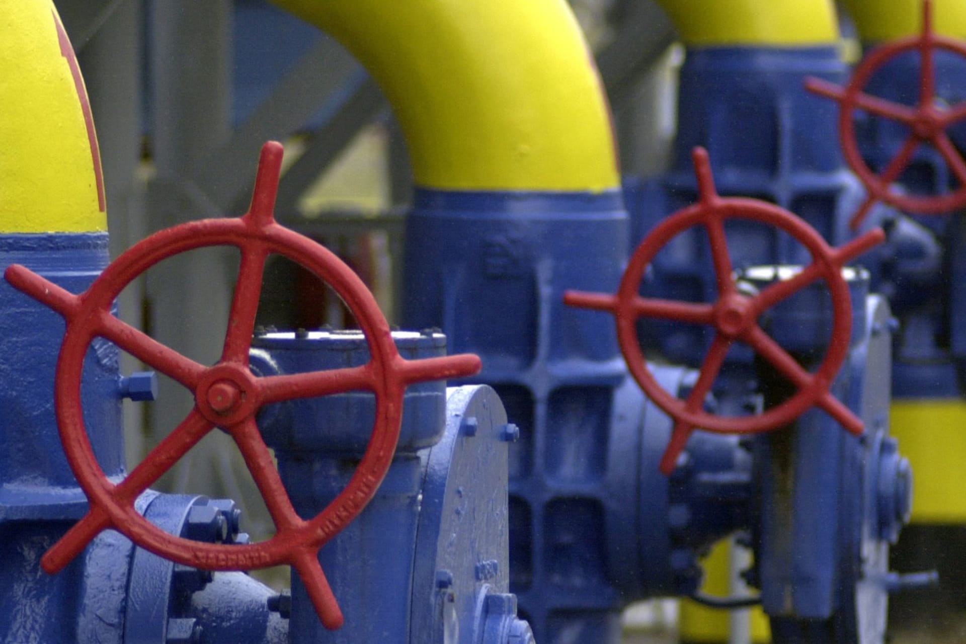 <p>A row of valves are seen at the gas storage and transit point in Boyarka, just outside Kiev, on Tuesday, January 3, 2006.</p>
