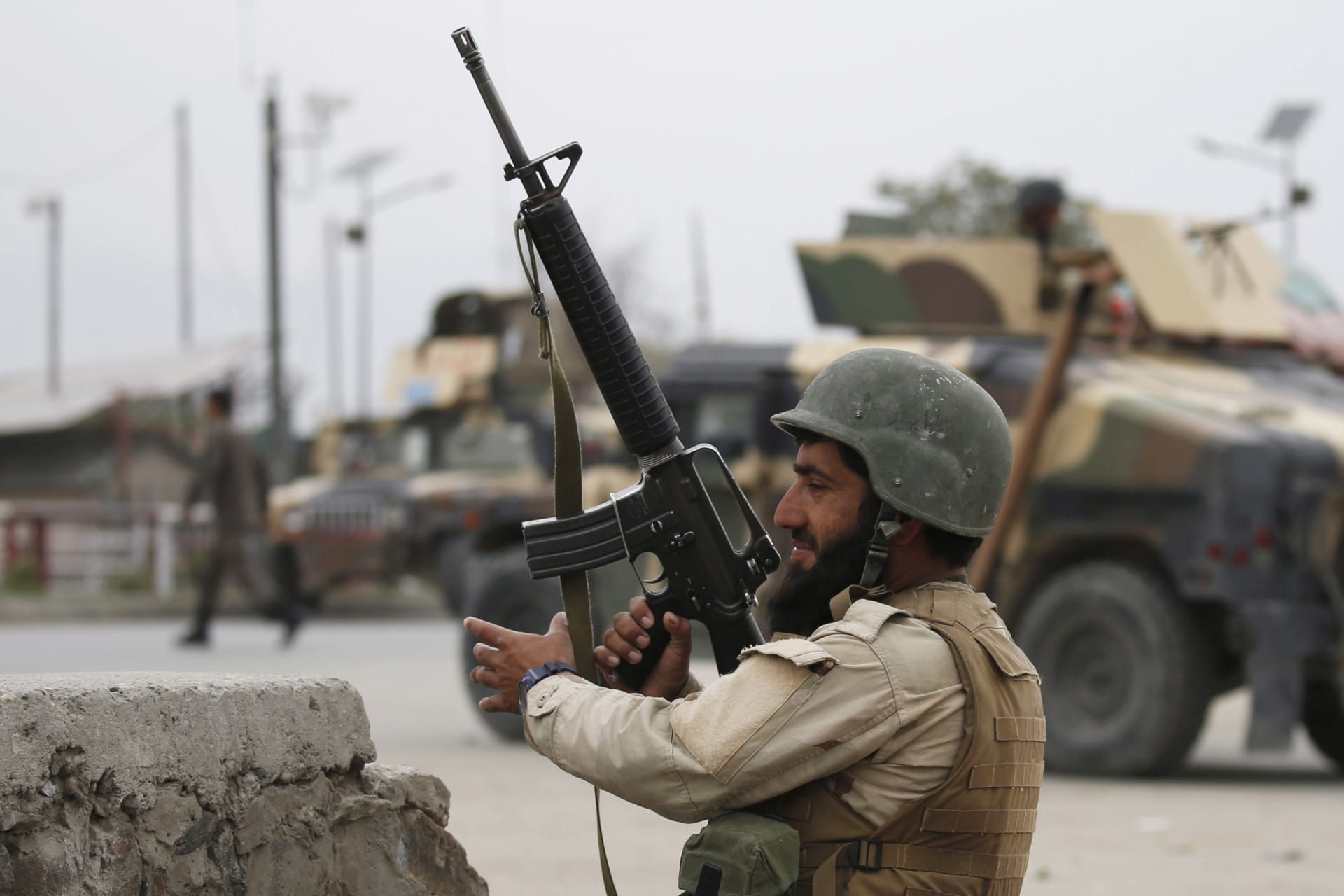 <p>An Afghan National Army (ANA) soldier takes up position at the site of a suicide car bomb attack in Kabul, Afghanistan April 19, 2016.</p>
