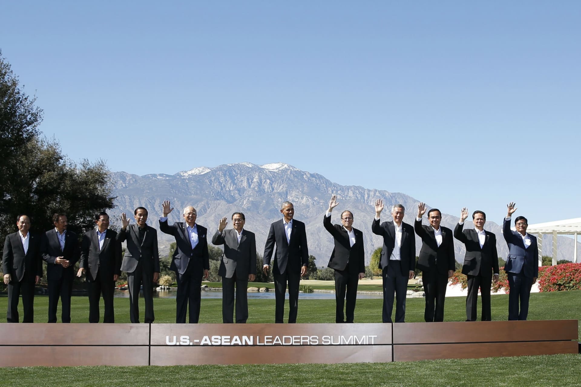 <p>U.S. President Barack Obama (C) is flanked by leaders from the 10-nation Association of Southeast Asian Nations (ASEAN) summit during a group photo opportunity in Rancho Mirage, California, on February 16, 2016.</p>
