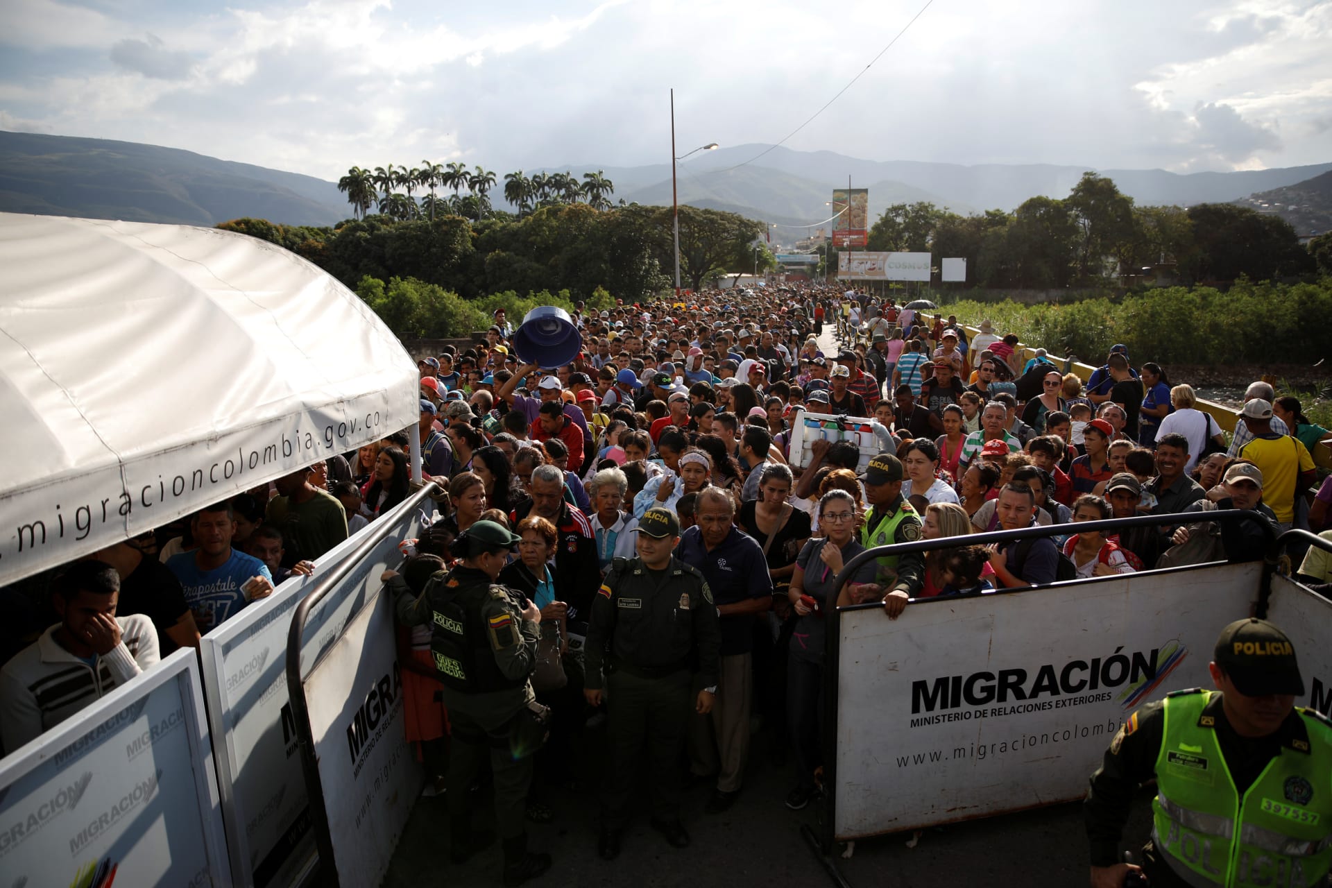 <p>Colombian police officers stand in front of people lining up to try to cross into Colombia from Venezuela through   Simon Bolivar International Bridge in Cucuta, Colombia, on January 24, 2018.</p>
