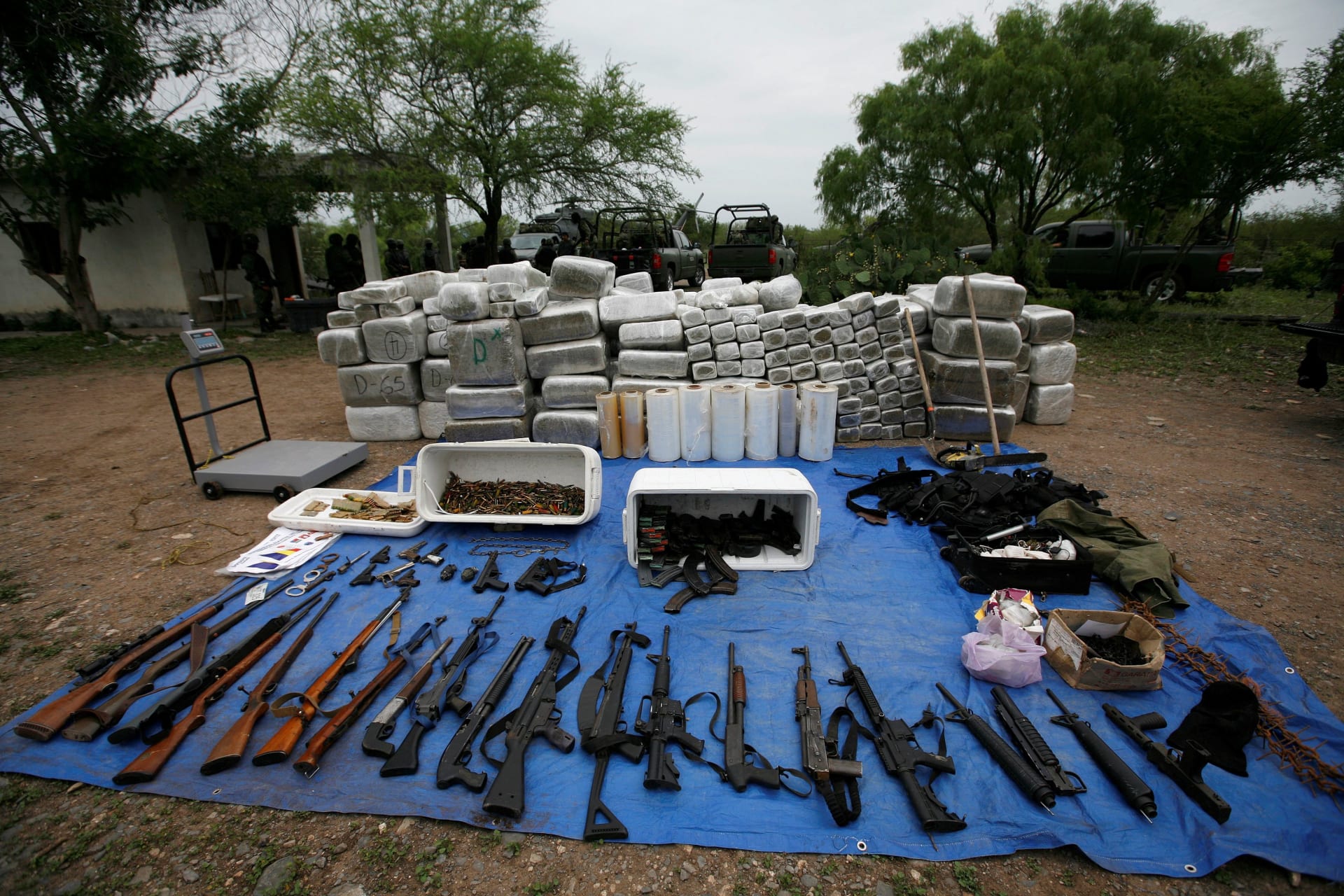 <p>Packs of marijuana, weapons and other scales are displayed after an operation against drug hitmen by Mexican soldiers at a ranch near the municipality of Sabinas Hidalgo, some 100 km away from Monterrey April 27, 2010.</p>
