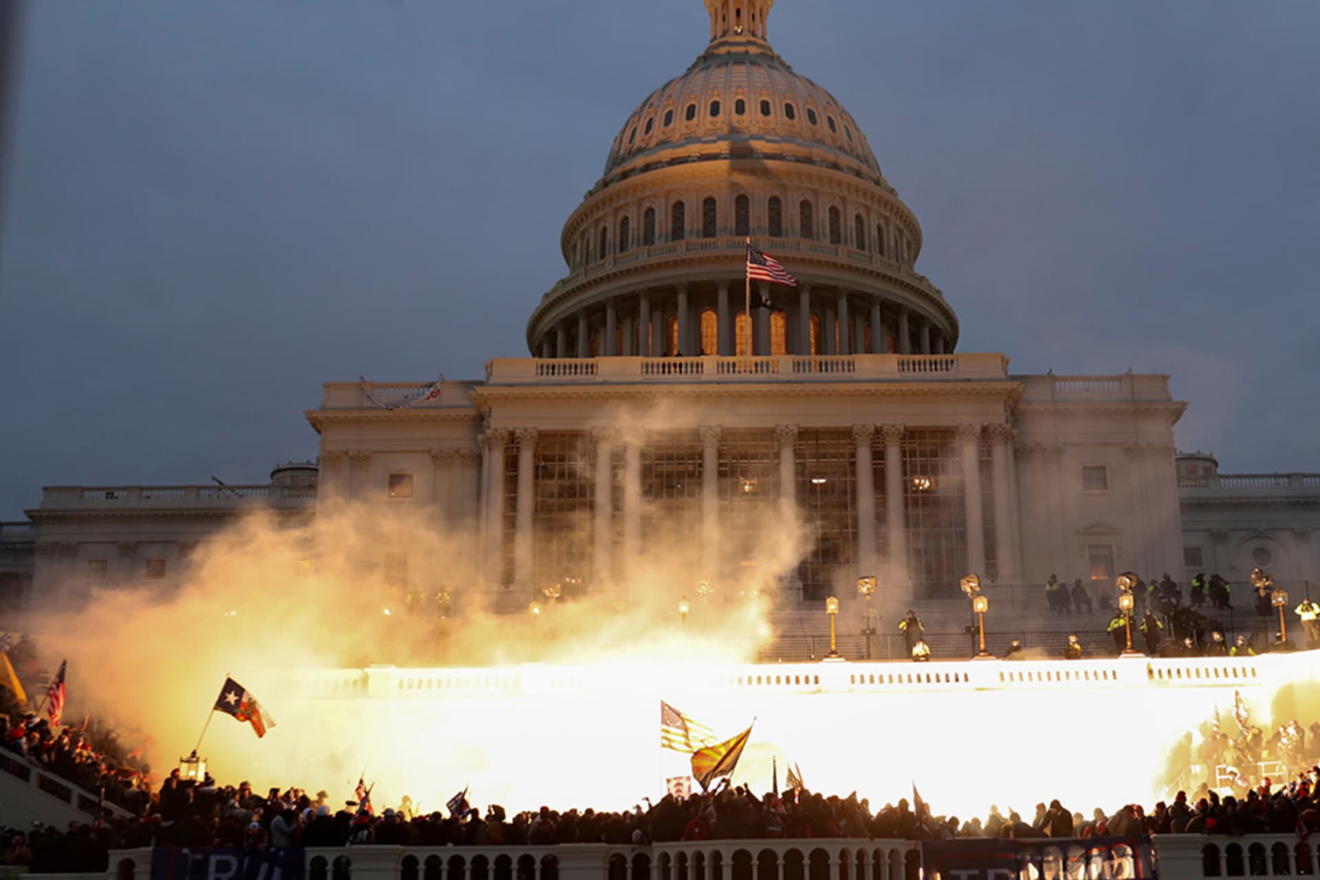 <p>Supporters of former U.S. President Donald Trump riot in front of the U.S. Capitol Building in Washington, DC, on January 6, 2021.</p>
