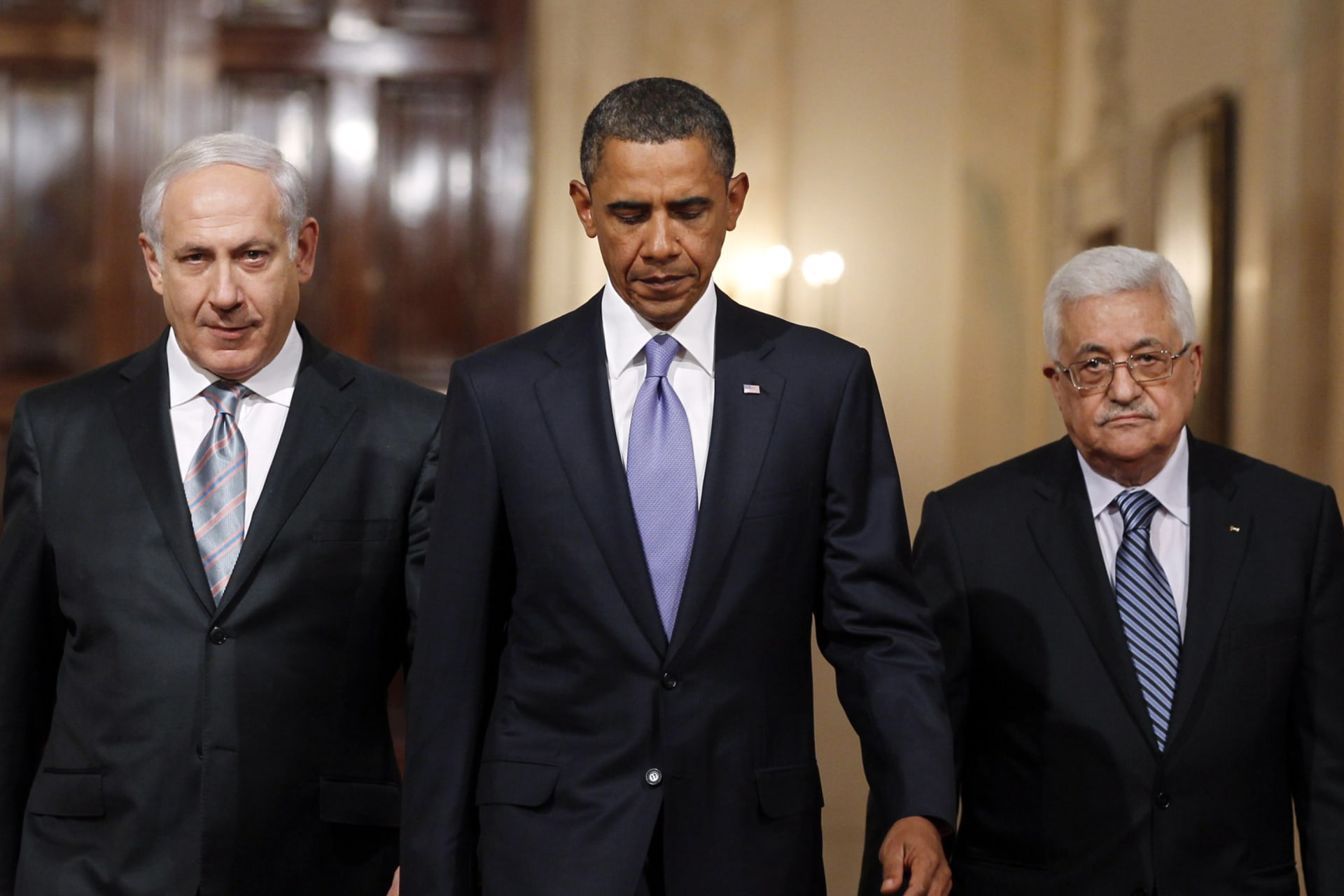 <p>U.S. President Barack Obama walks down Cross Hall with Israeli Prime Minister Benjamin Netanyahu (L) and Palestinian President Mahmoud Abbas to make joint statements in the East Room of the White House in Washington on September 1, 2010.</p>
