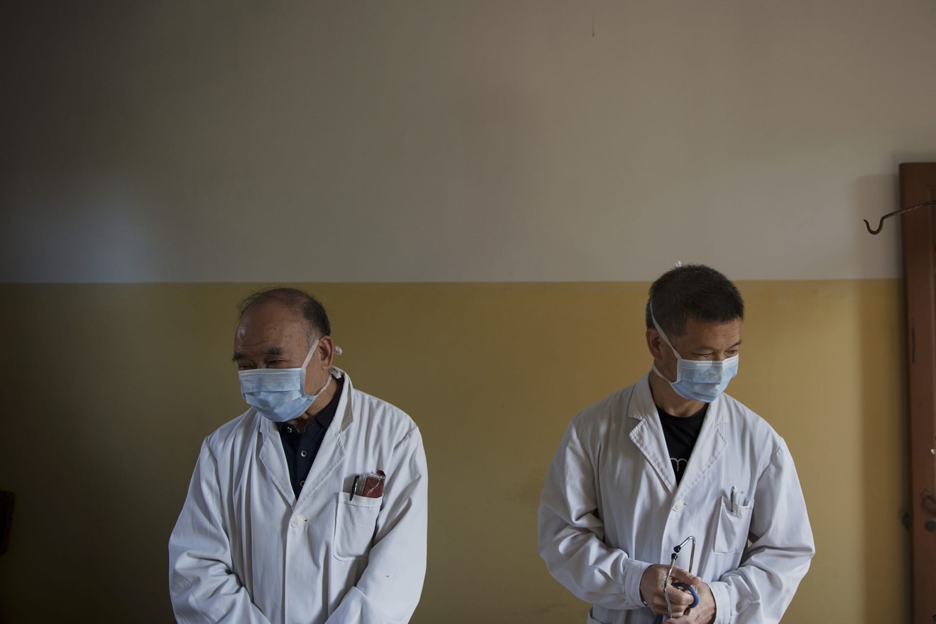 <p>Fu Jianghua (R), head of Yangjia Hospital, and a member of his staff talk to patients in a room at Yangjia Hospital in Wuyi County, Zhejiang Province, China, on October 19, 2015.</p>
