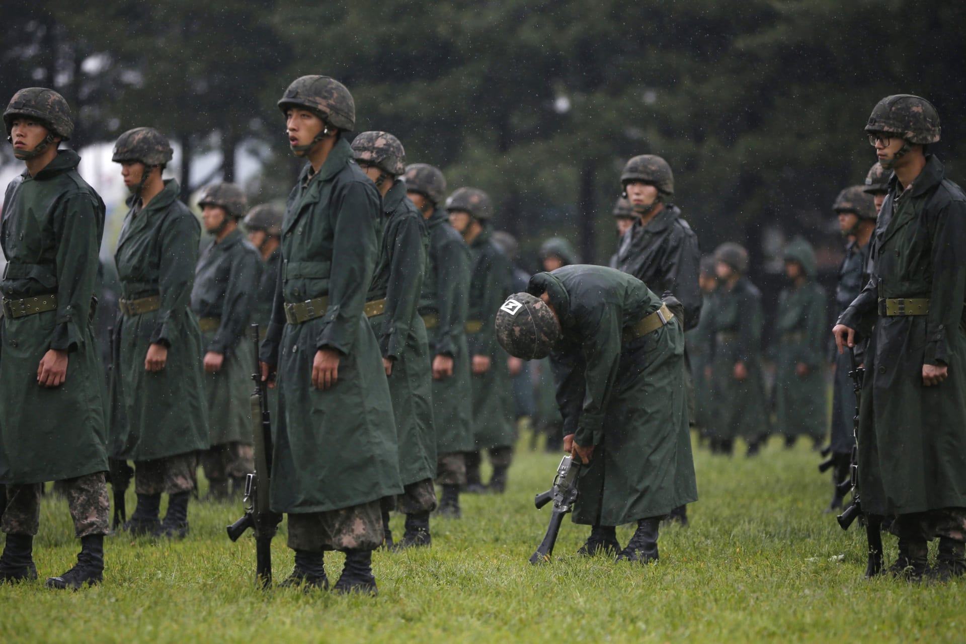 <p>A South Korean soldier checks his weapon before a ceremony to commemorate the battle of the Nevada Cities during the Korean War, at the South Korean army 25th Infantry Division in Yangju, about 40 km (25 miles) north of Seoul, on May 28, 2013.</p>
