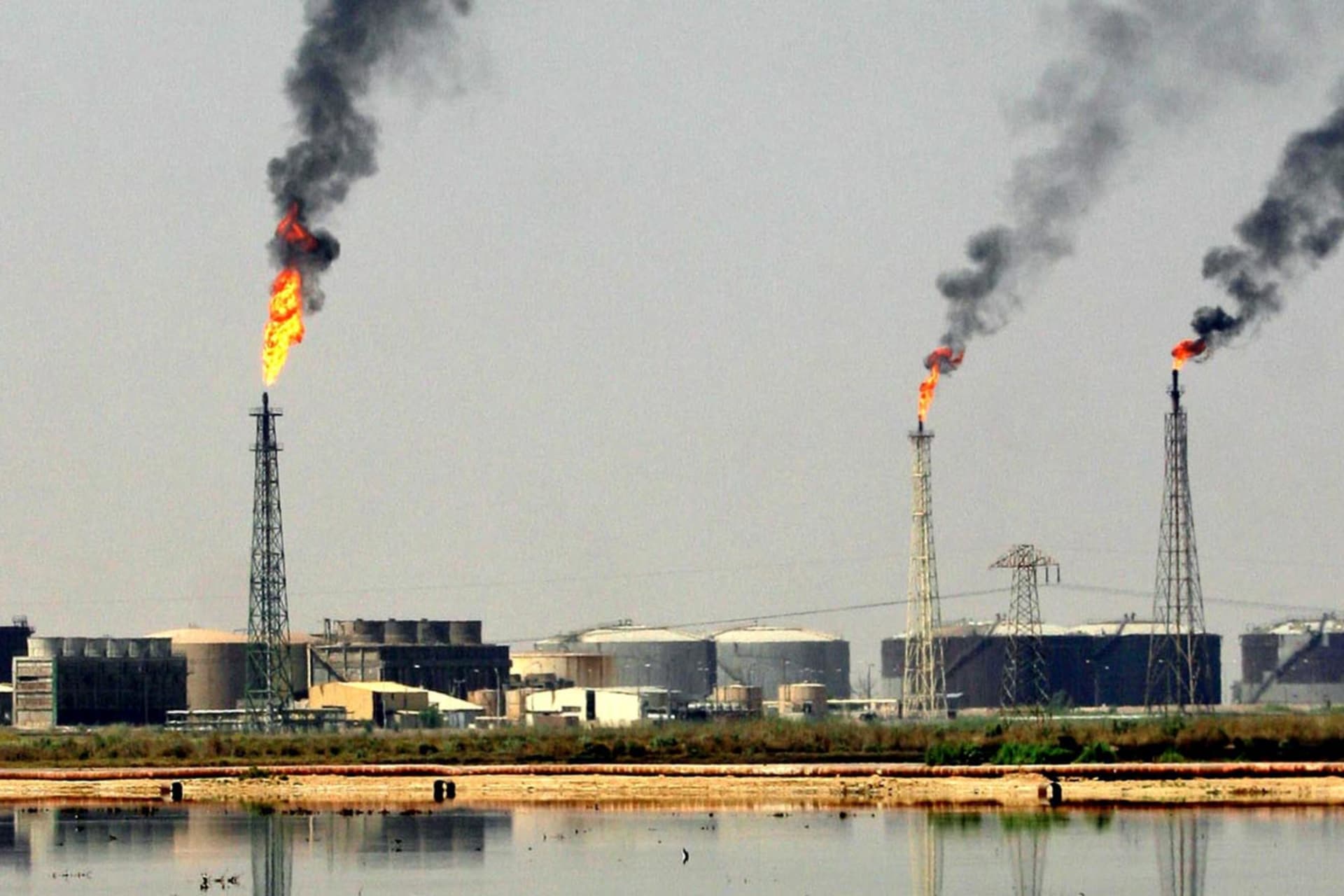 <p>A general view of the oil refinery near the southern Iraqi city of Basra on September 28, 2004.</p>
