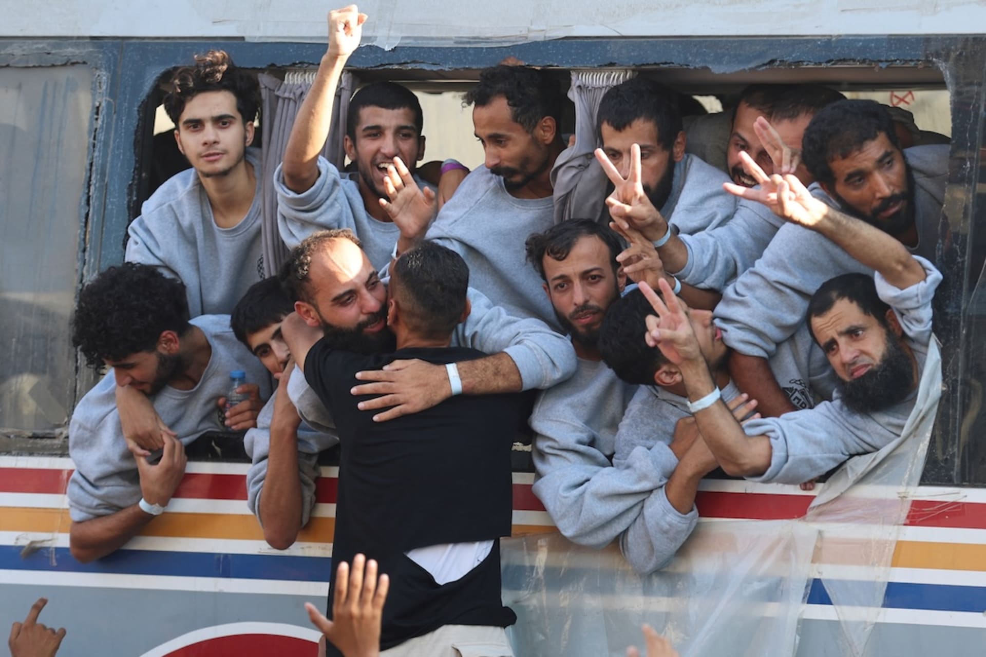 <p>Freed Palestinian prisoners released by Israel as part of a hostages-prisoners swap and a ceasefire deal between Hamas and Israel, gesture, in Khan Younis in the southern Gaza Strip, October 13, 2025. </p>
