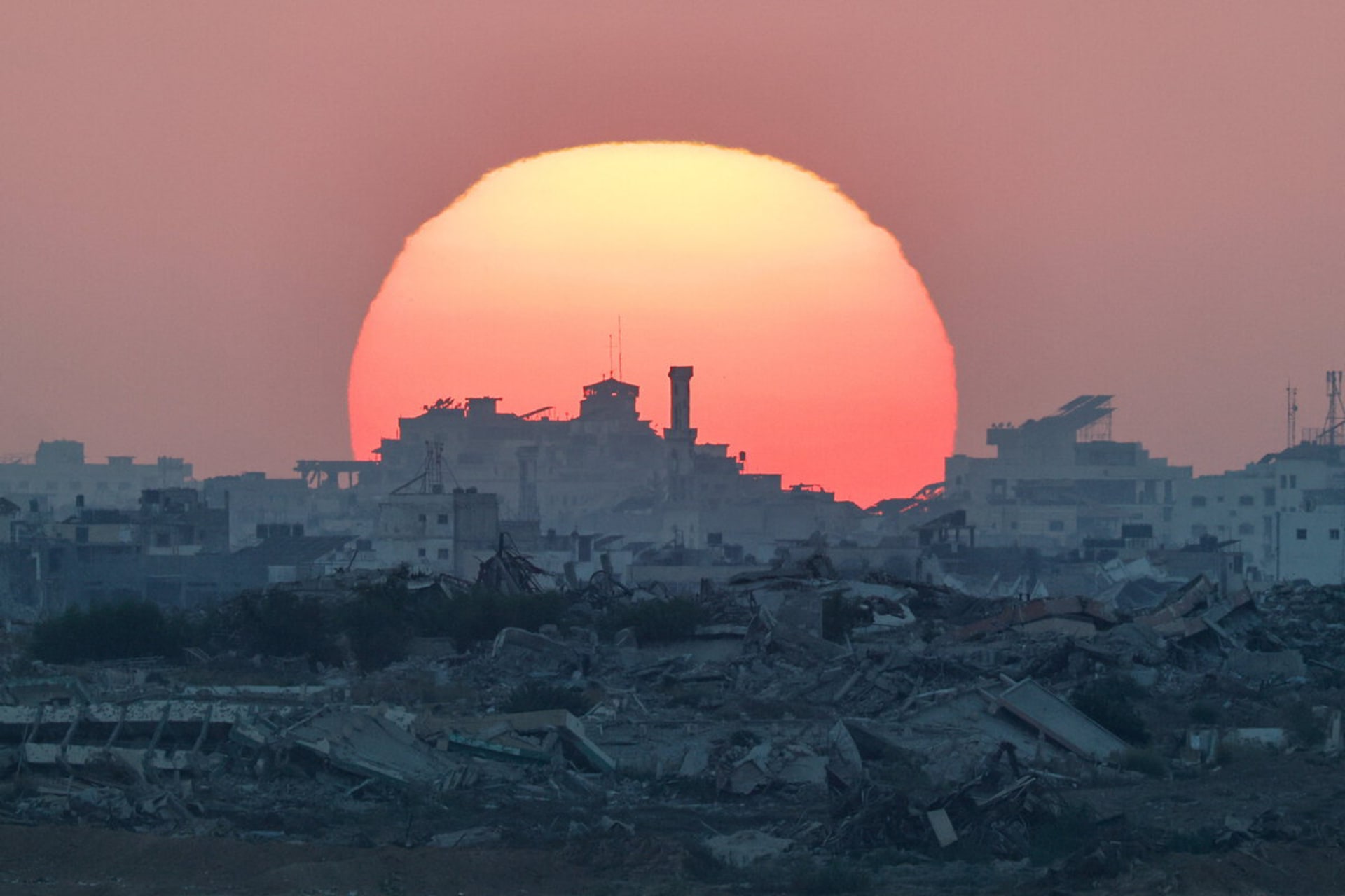 <p>The sun sets over Gaza, as seen from the Israeli side of the border between Gaza and Israel, August 19, 2025</p>
