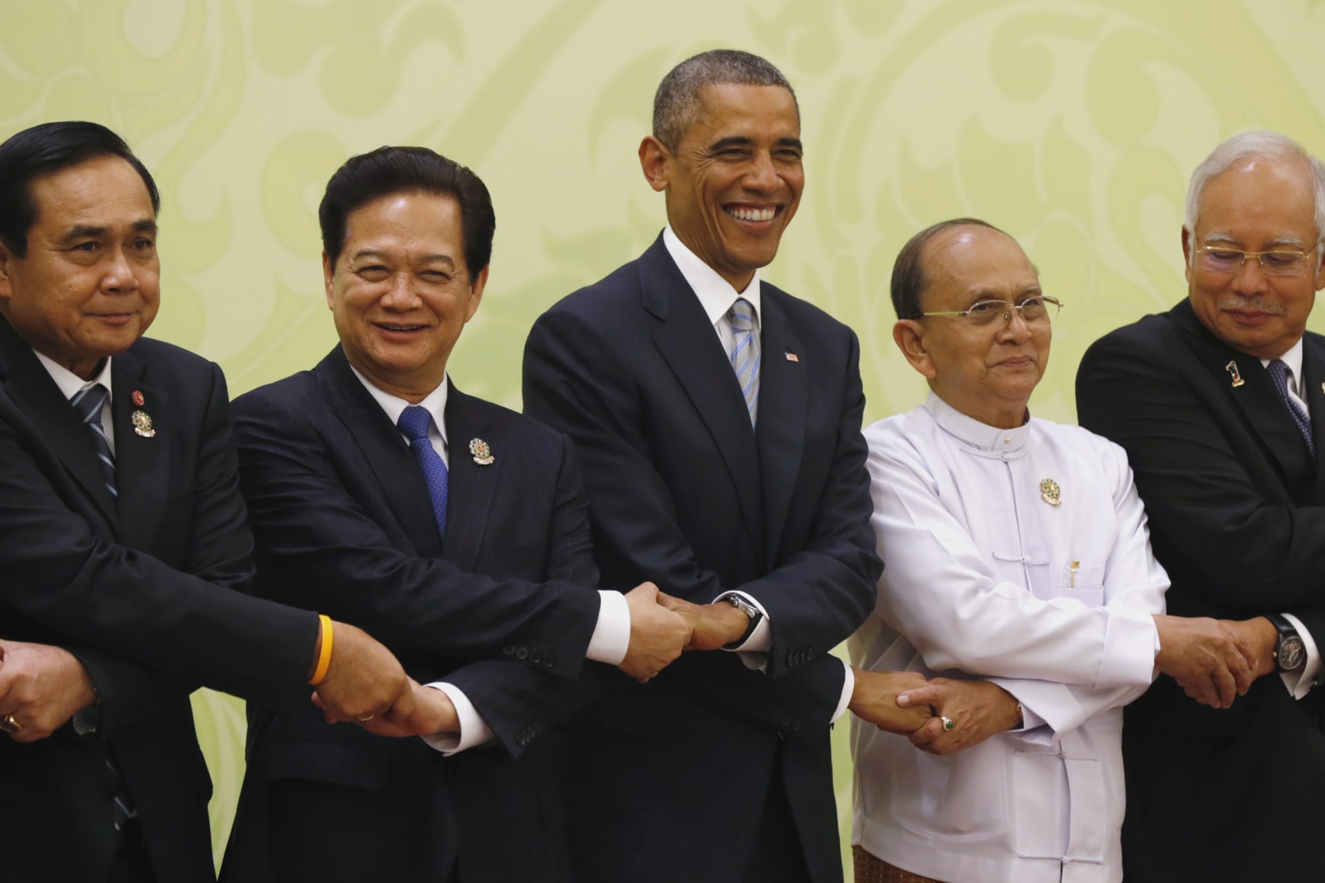 <p>U.S. President Barack Obama joins hands with leaders during a group photo for the 2nd ASEAN-U.S. Summit in Naypyitaw on November 13, 2014.</p>
