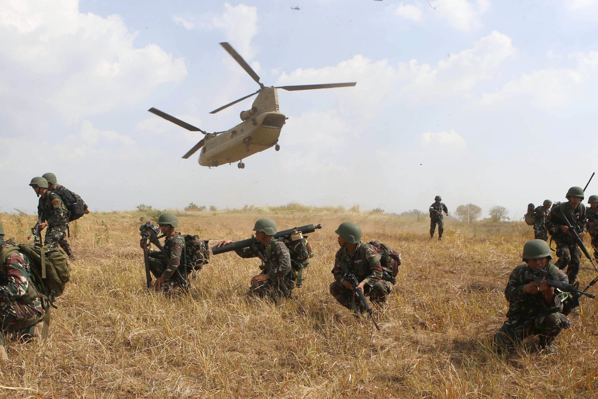 <p>Filipino soldiers take positions as a U.S. military helicopter CH-47 takes off during the annual “Balikatan” (shoulder-to-shoulder) war games at a military camp, Fort Magsaysay, Nueva Ecija in northern Philippines on April 20, 2015.</p>
