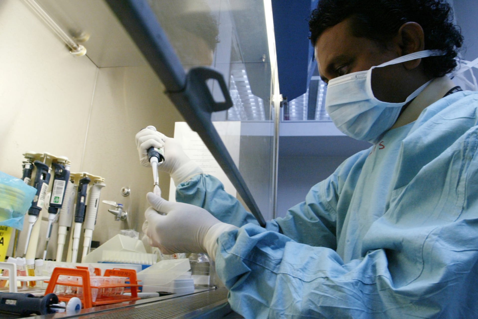 <p>A researcher studies the Severe Acute Respiratory Syndrome (SARS) virus at the Malaysian Institute of Medical Research in Kuala Lumpur on April 24, 2003.</p>
