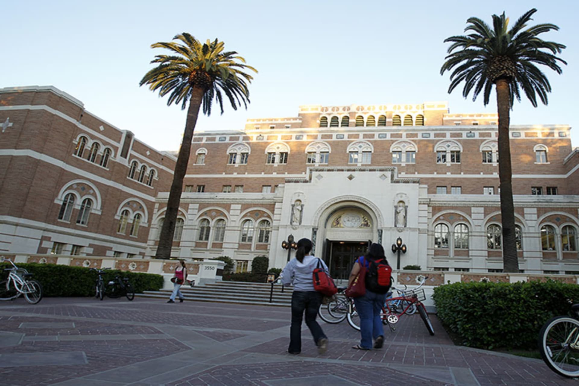 <p>Students walk by Doheny Memorial Library at the University of Southern California (USC) in Los Angeles April 7, 2010.</p>
