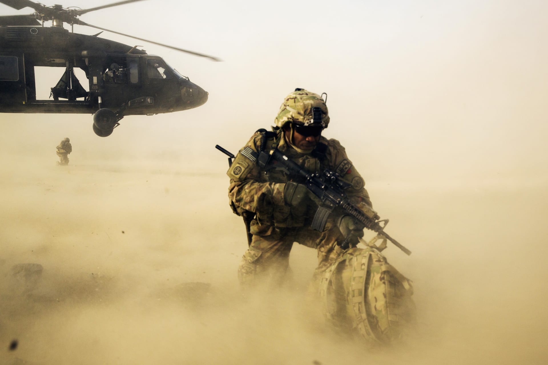 <p>A U.S. soldier from the 3rd Cavalry Regiment shields himself from the rotor wash of a UH-60 Blackhawk helicopter after being dropped off for a mission with the Afghan police near Jalalabad in the Nangarhar province of Afghanistan. December 20, 2014.</p>
