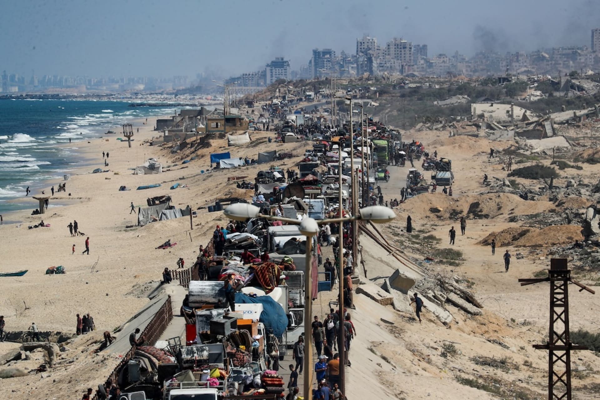 <p>Displaced Palestinians, fleeing northern Gaza due to an Israeli military operation, move southward after Israeli forces ordered residents of Gaza City to evacuate to the south, in the central Gaza Strip September 16, 2025.</p>
