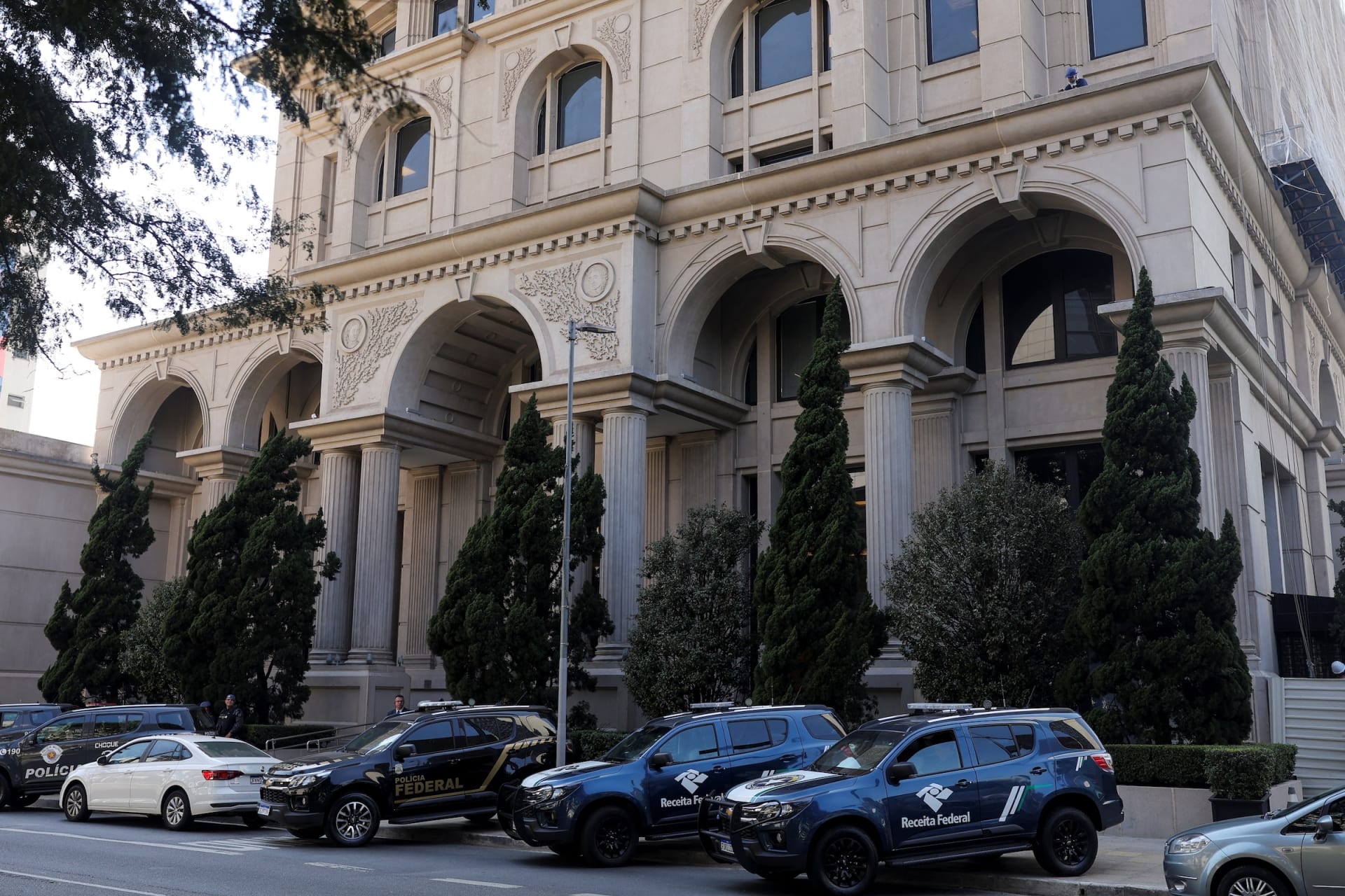 Photo of police cars in São Paulo during operations targeting money laundering and fraud schemes linked to organized crime in the fuel sector