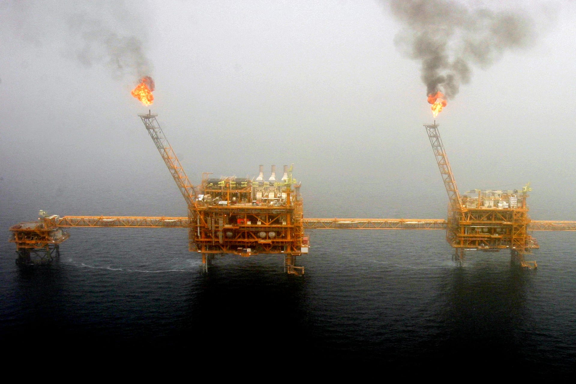 <p>Gas flares from an oil production platform at the Soroush oil fields in the Persian Gulf, south of the capital Tehran, July 25, 2005</p>
