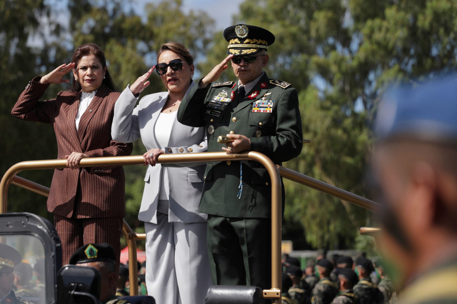 Photo of President Xiomara Castro with the Honduran Minister of Defense and General of the Joint Chiefs of Staff