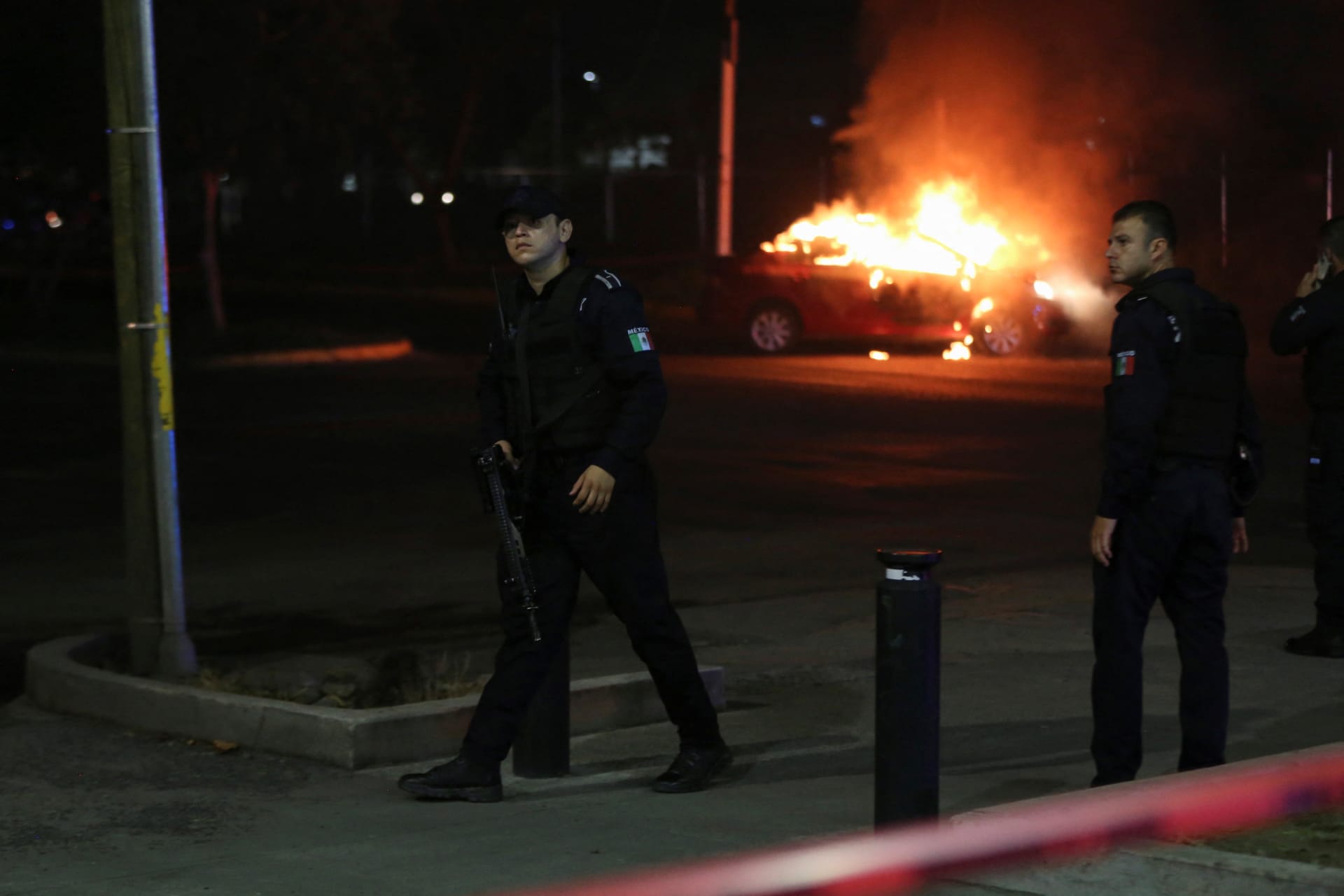 CJNG members burn vehicles in Zapopan