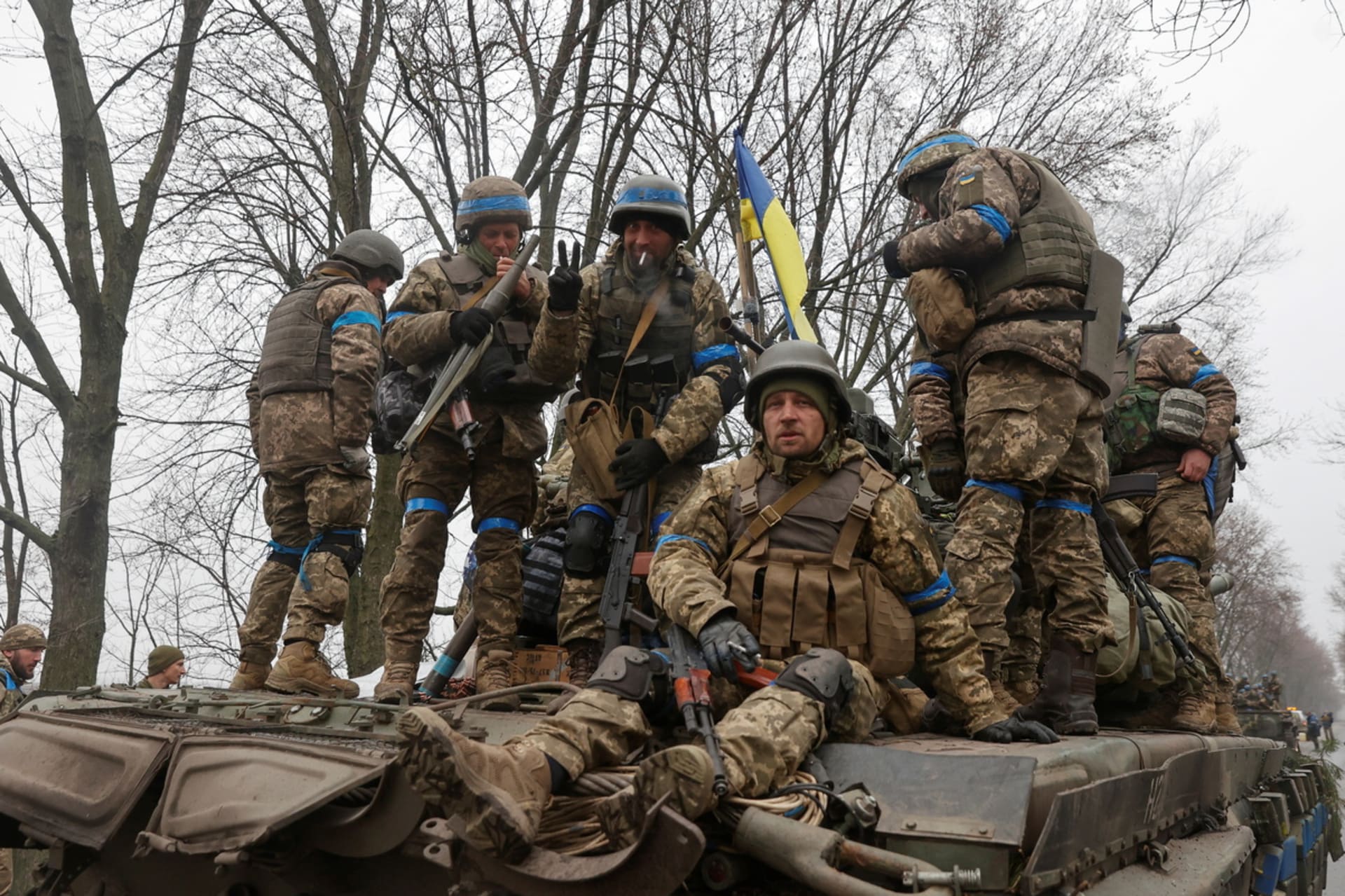 <p>Ukrainian service members are seen atop a tank in Chernihiv region.</p>