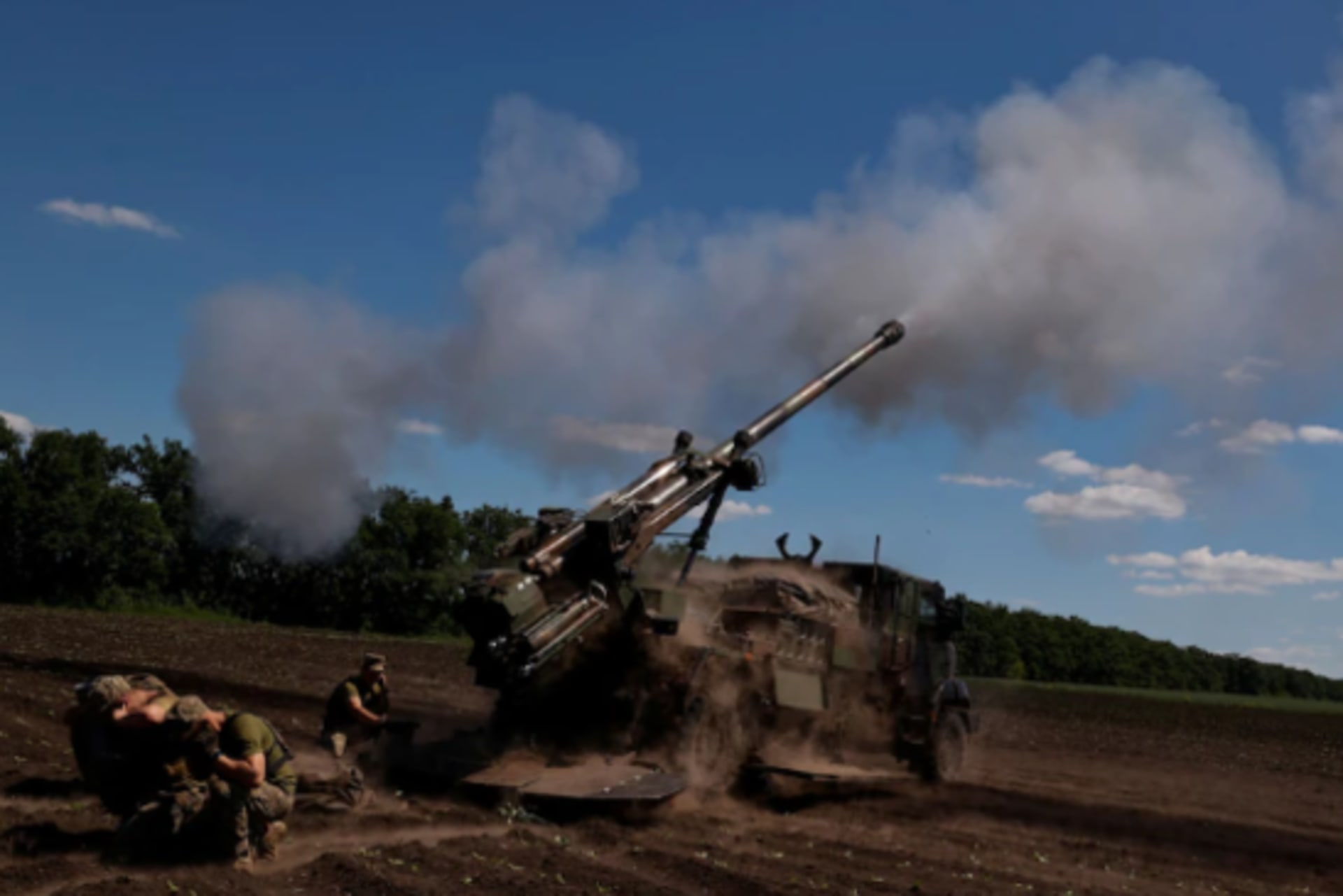 <p>Ukrainian service members fire toward Russian positions, in the Donetsk region of Ukraine on June 8. </p>

