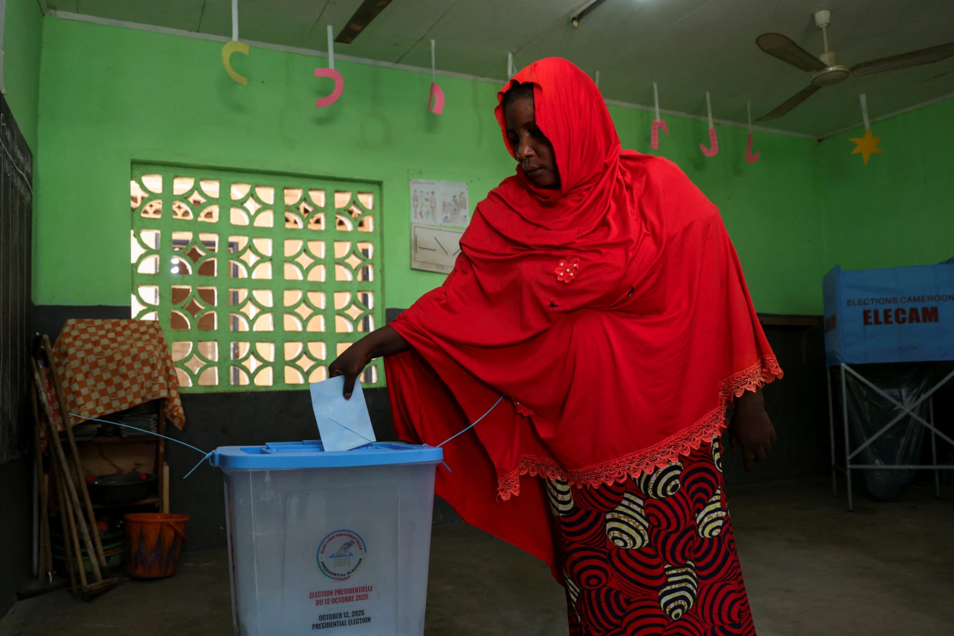 <p>A woman casts her vote on the day of Cameroon’s presidential election at a polling station in Garoua, Cameroon on October 12, 2025.</p>
