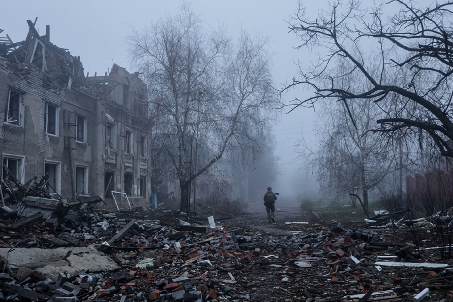 <p>Ukrainian serviceman walks near apartment buildings damaged by Russian military strike, amid Russia’s attack on Ukraine, in the frontline town of Kostiantynivka in Donetsk region, Ukraine November 28, 2025.</p>

