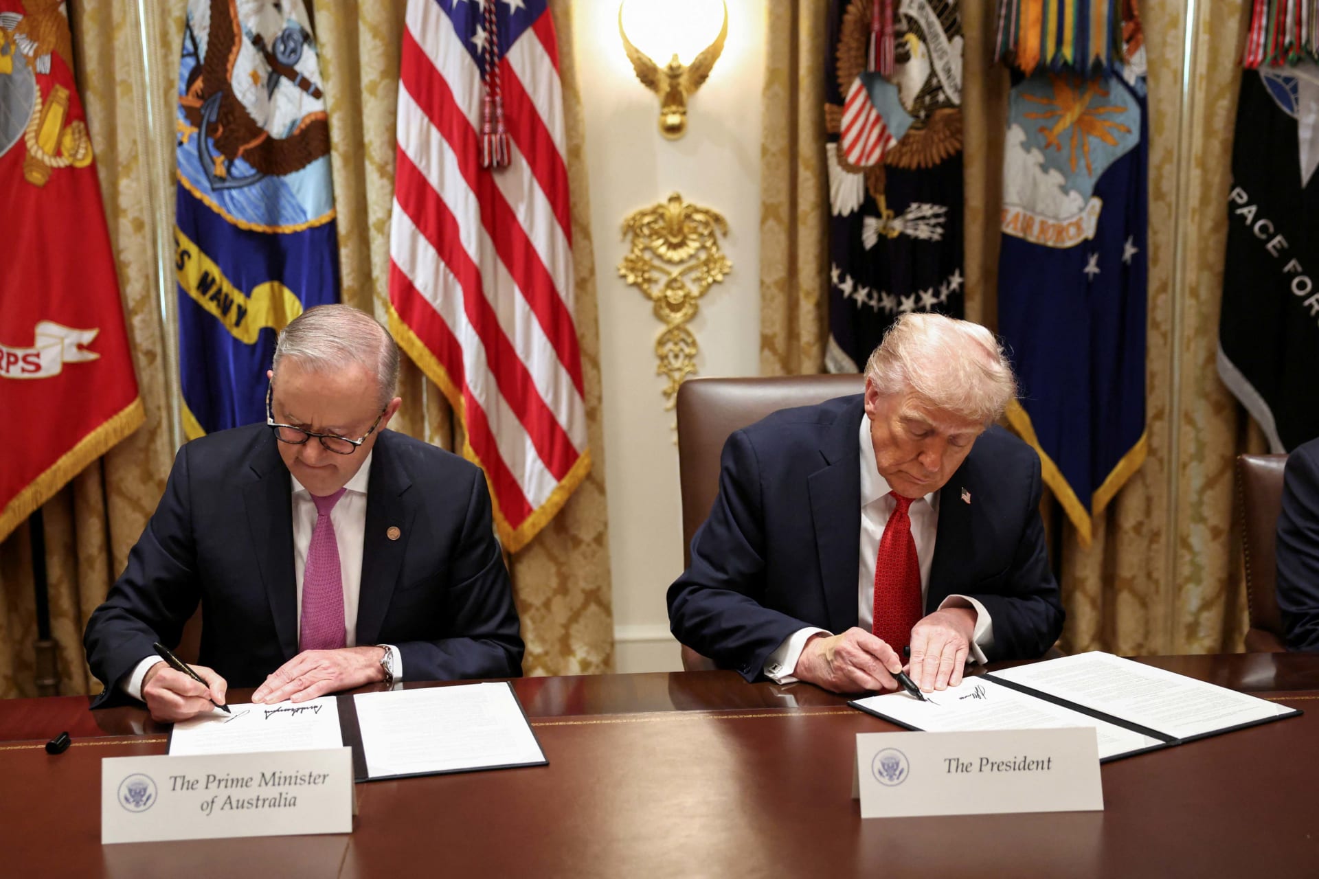 <p>U.S. President Donald Trump and Australia’s Prime Minister Anthony Albanese sign an agreement on rare earth and critical minerals during a meeting in the Cabinet Room at the White House, in Washington, D.C., U.S., October 20, 2025.</p>
