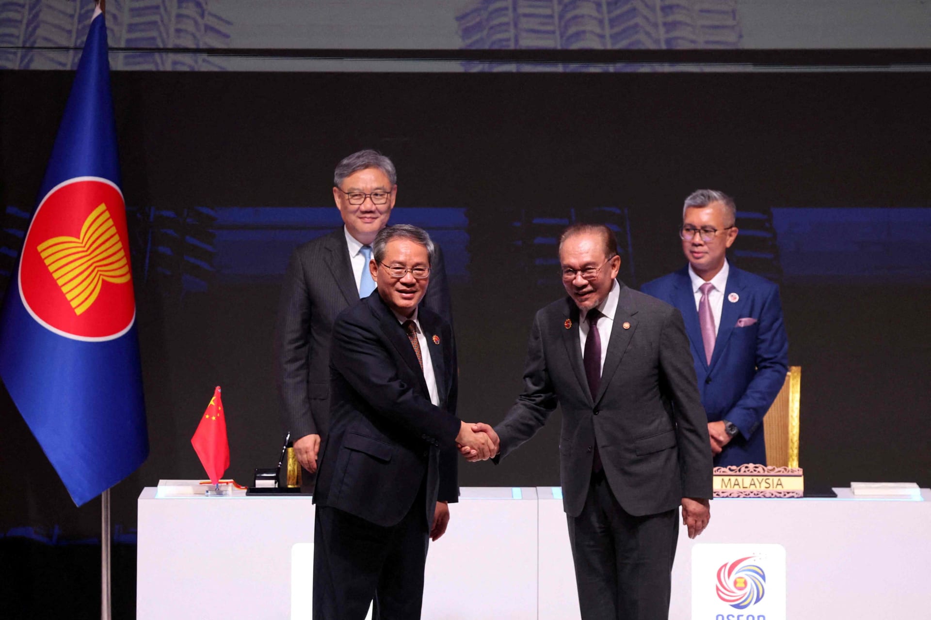 <p>Chairman of ASEAN and Malaysia’s Prime Minister, Anwar Ibrahim and Chinese Premier Li Qiang shake hands after witnessing the signing of the ASEAN-China Free Trade Area 3.0 Upgrade ahead of the 28th ASEAN–China Summit in Kuala Lumpur, Malaysia.</p>
