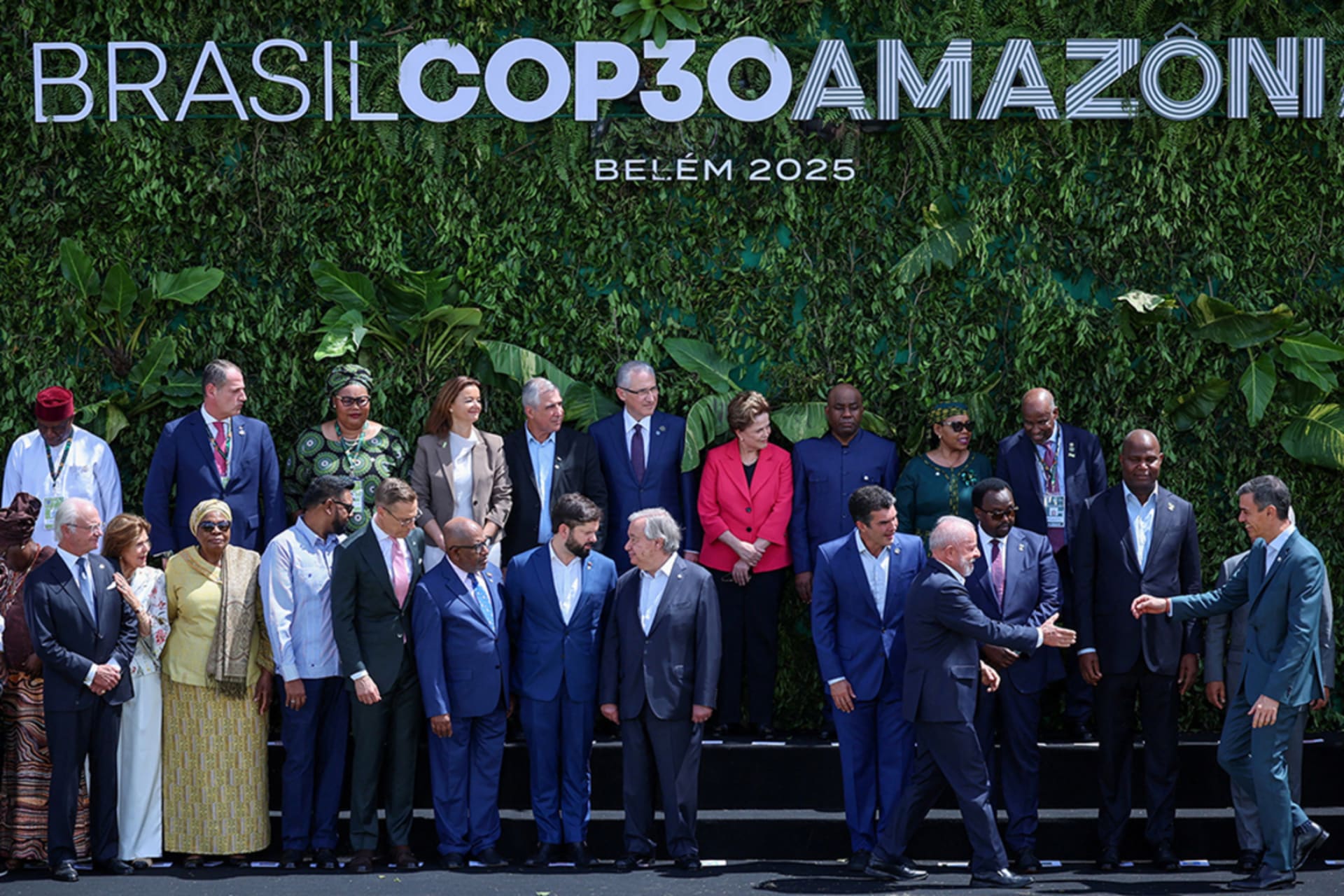 <p>Brazil’s President Lula greets Spain’s Prime Minister Sanchez as they and other delegates attending the Belem Climate Summit ahead of the United Nations Climate Change Conference (COP30) gather for a photo, in Belem, Brazil, November 7, 2025.</p>

