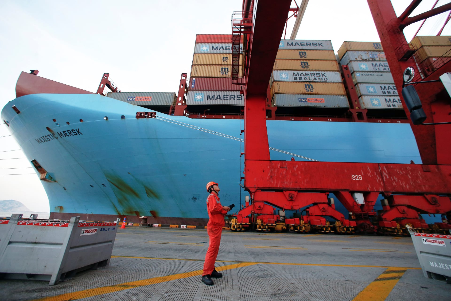 <p>A worker is seen next to the Maersk’s Triple-E giant container ship Maersk Majestic, one of the world’s largest container ships, in part of the Shanghai Free Trade Zone, in Shanghai, China, on September 24, 2016. </p>
