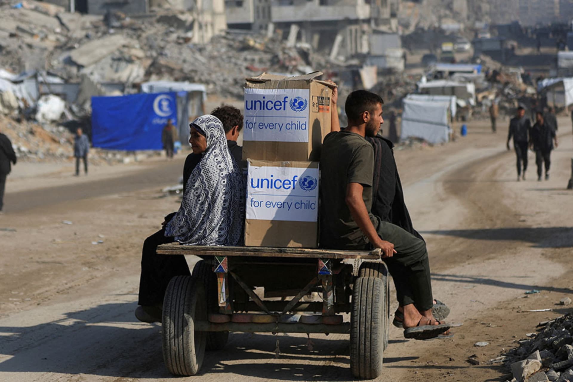 <p>Palestinians transport relief materials, amid a ceasefire between Israel and Hamas, in Gaza City, November 18, 2025.</p>
