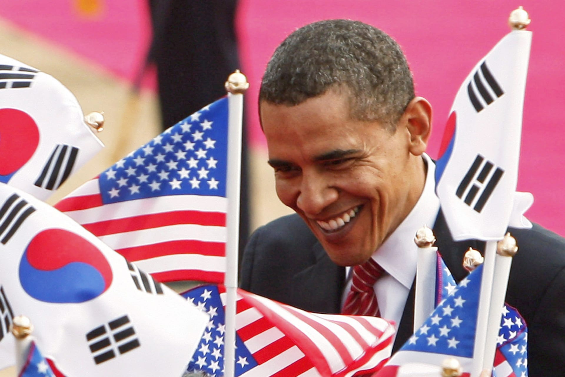 <p>U.S. President Barack Obama takes part in a welcoming ceremony at the Blue House in Seoul on November 19, 2009.</p>
