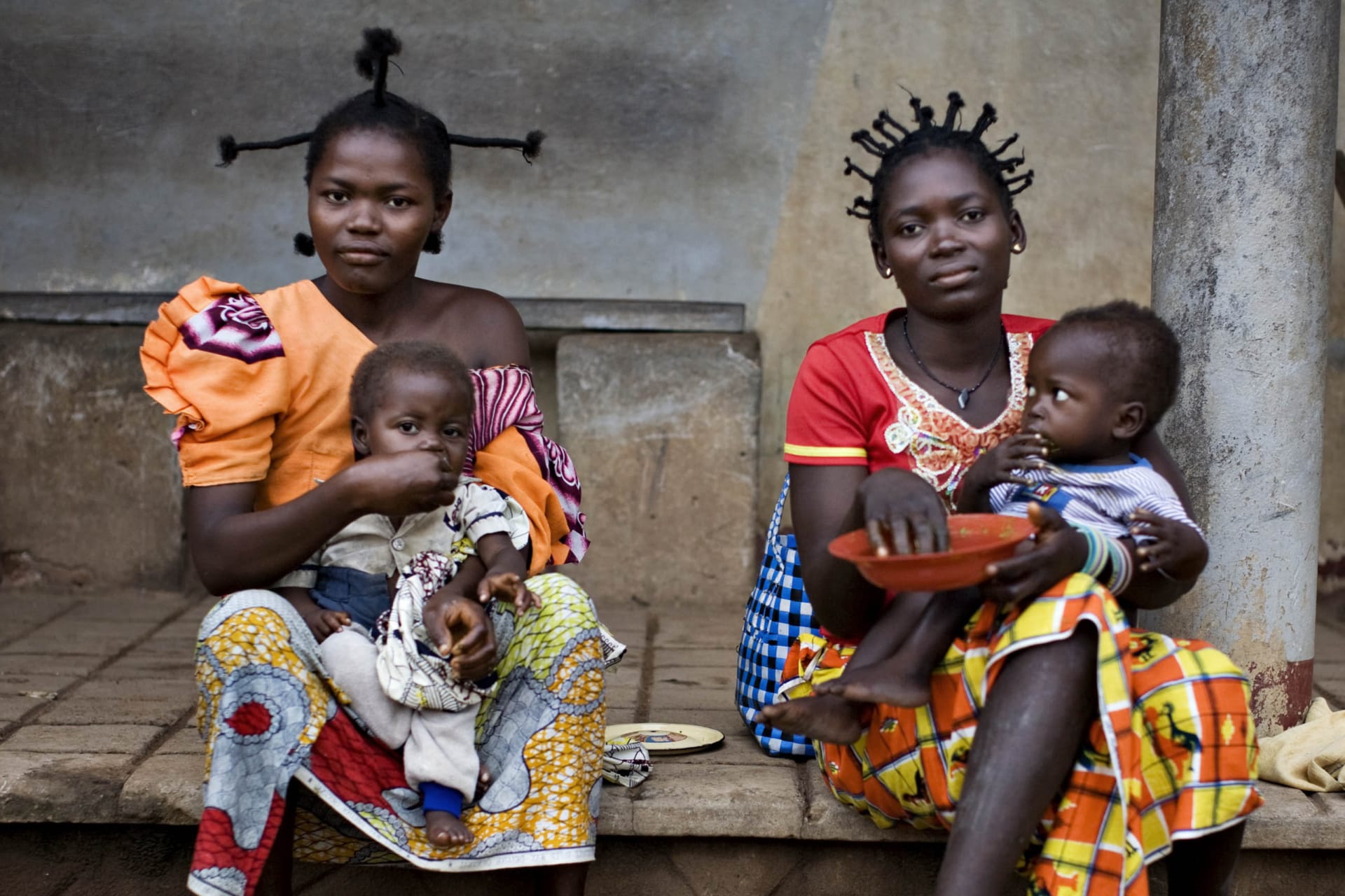 <p>War-displaced mothers Nicole Merci Nakanik (L), 20, and Marie Nako, 20, feed their malnourished children at the hospital in the village of Dungu in northeastern Congo on February 20, 2009.</p>