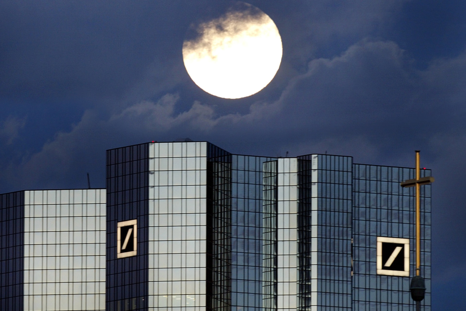 <p>A rising full moon is seen over the distinctive twin towers of Germany’s Deutsche Bank headquarters in Frankfurt on January 28, 2002.</p>
