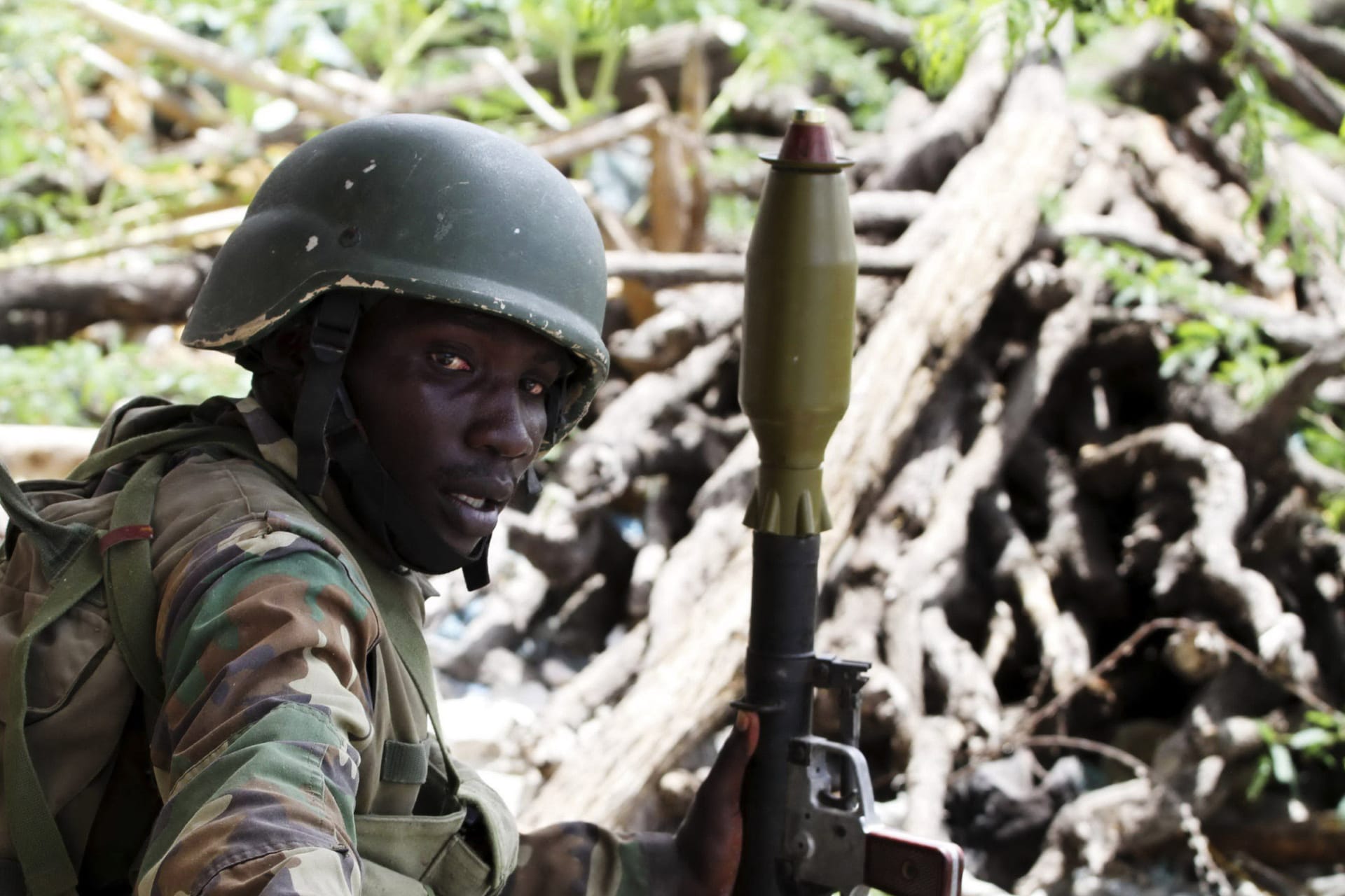 <p>A peacekeeper from the African Union Mission to Somalia (AMISOM) armed with a rocket launcher takes up position near the main Bakara Market as they battle against Islamist insurgents in the capital Mogadishu on May 22, 2011.</p>