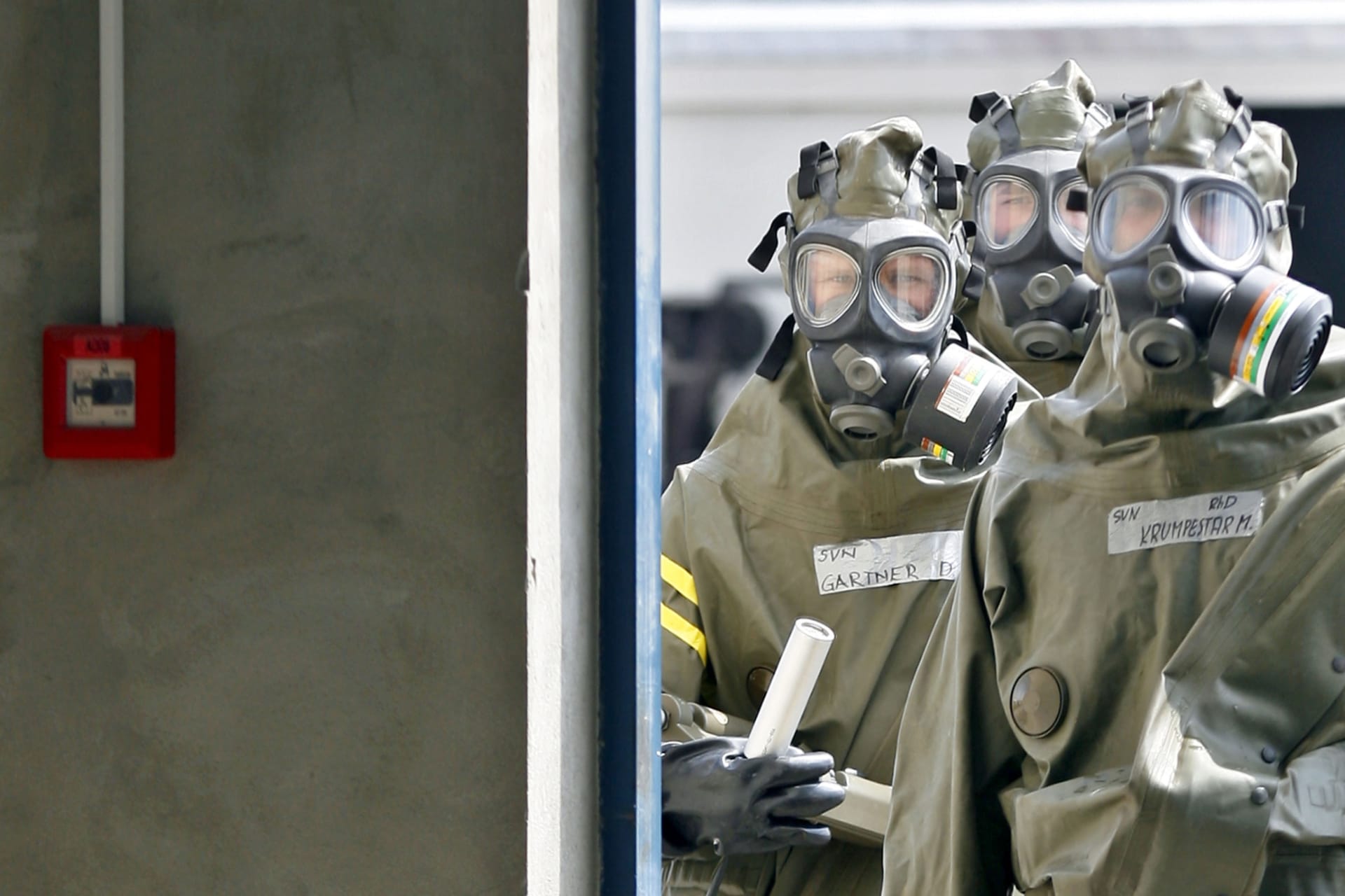 <p>Slovene army personnel, dressed in protective gear, prepare to participate in an Adriatic Gate exercise at Koper’s port in May 28, 2007.</p>