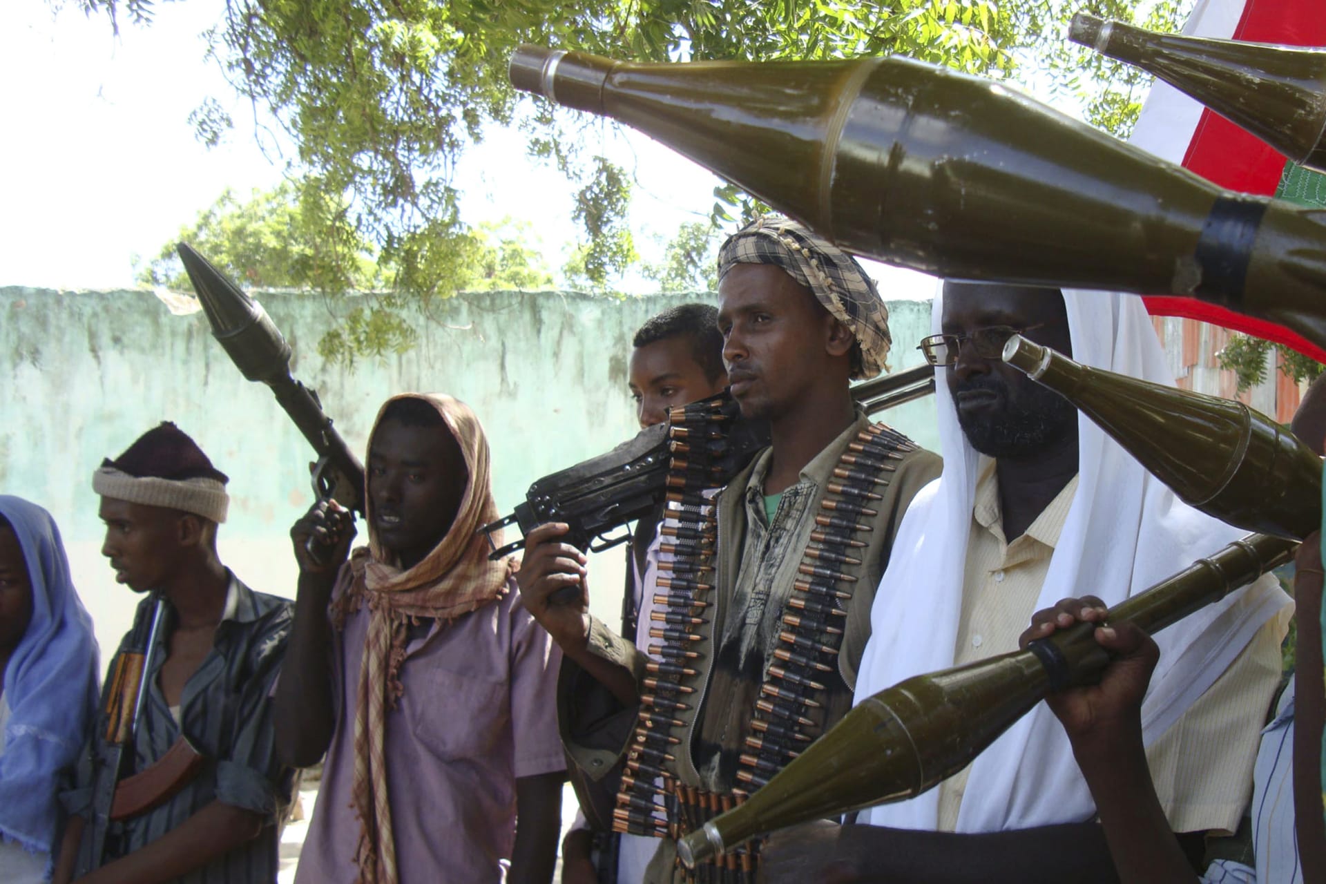 <p>Somali militants from the pro-government Ahlu Sunna Waljamaca (ASWJ) group carry their weapons during a military exercise in the Bermuda neighborhood of southern Mogadishu on May 15, 2010.</p>