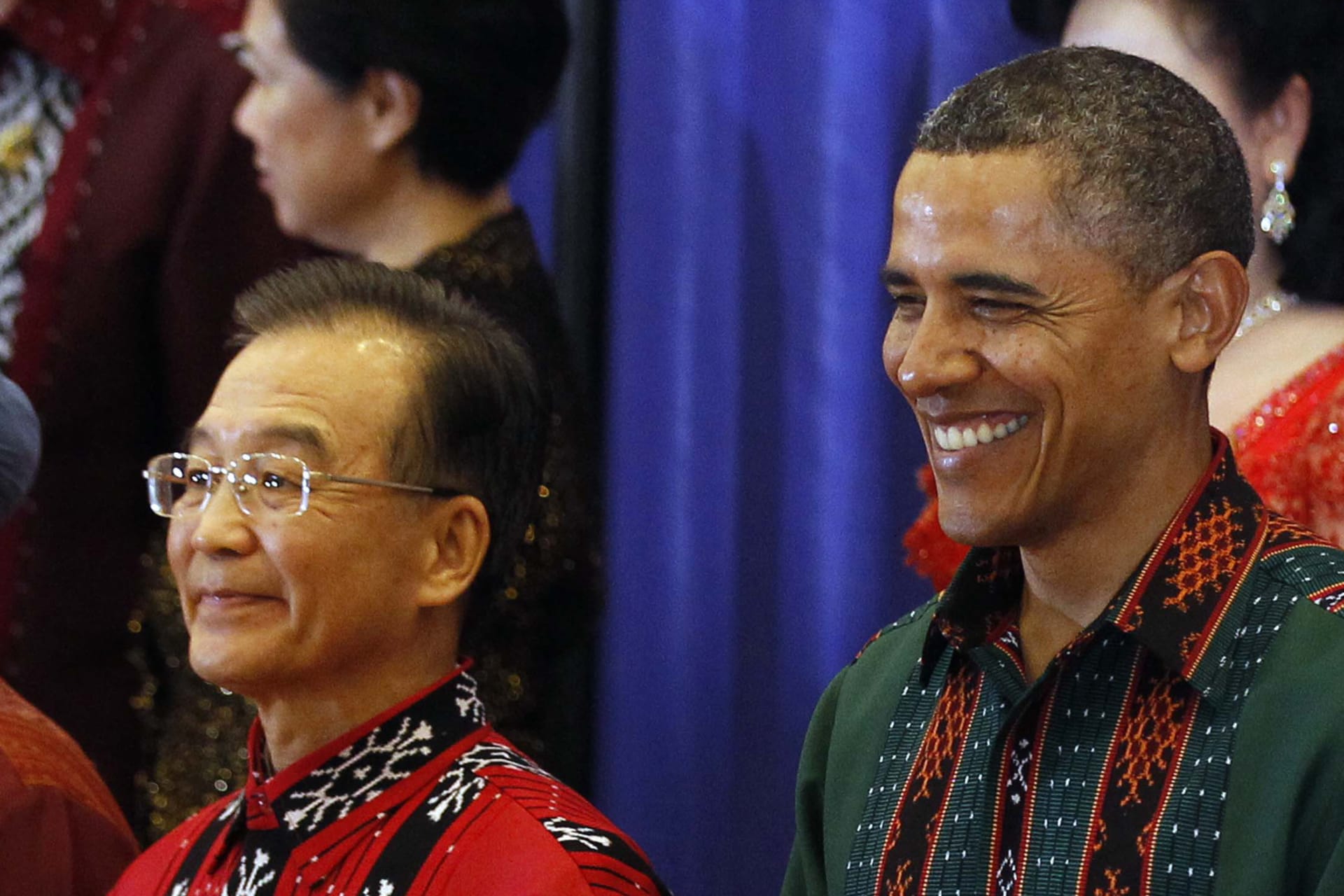 <p>U.S. President Barack Obama (R) poses with Chinese Premier Wen Jiabao before the East Asia Summit gala dinner at Nusa Dua in Bali on November 18, 2011.</p>
