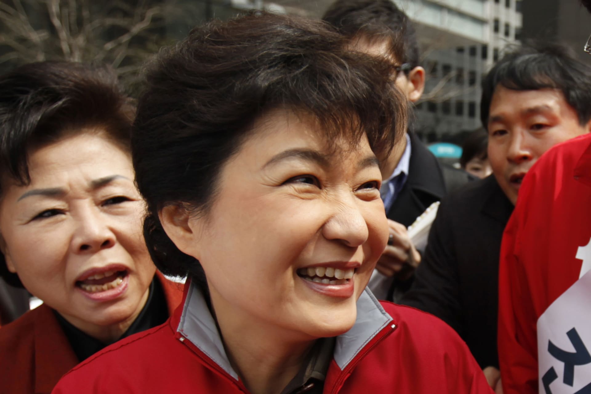 <p>Park Geun-hye (L), the ruling Saenuri Party’s interim leader, attends an election campaign in Seoul March 29, 2012. Official campaigning for the April 11 parliamentary elections began from Thursday. The elections will select a total of 300 lawmakers. REU</p>