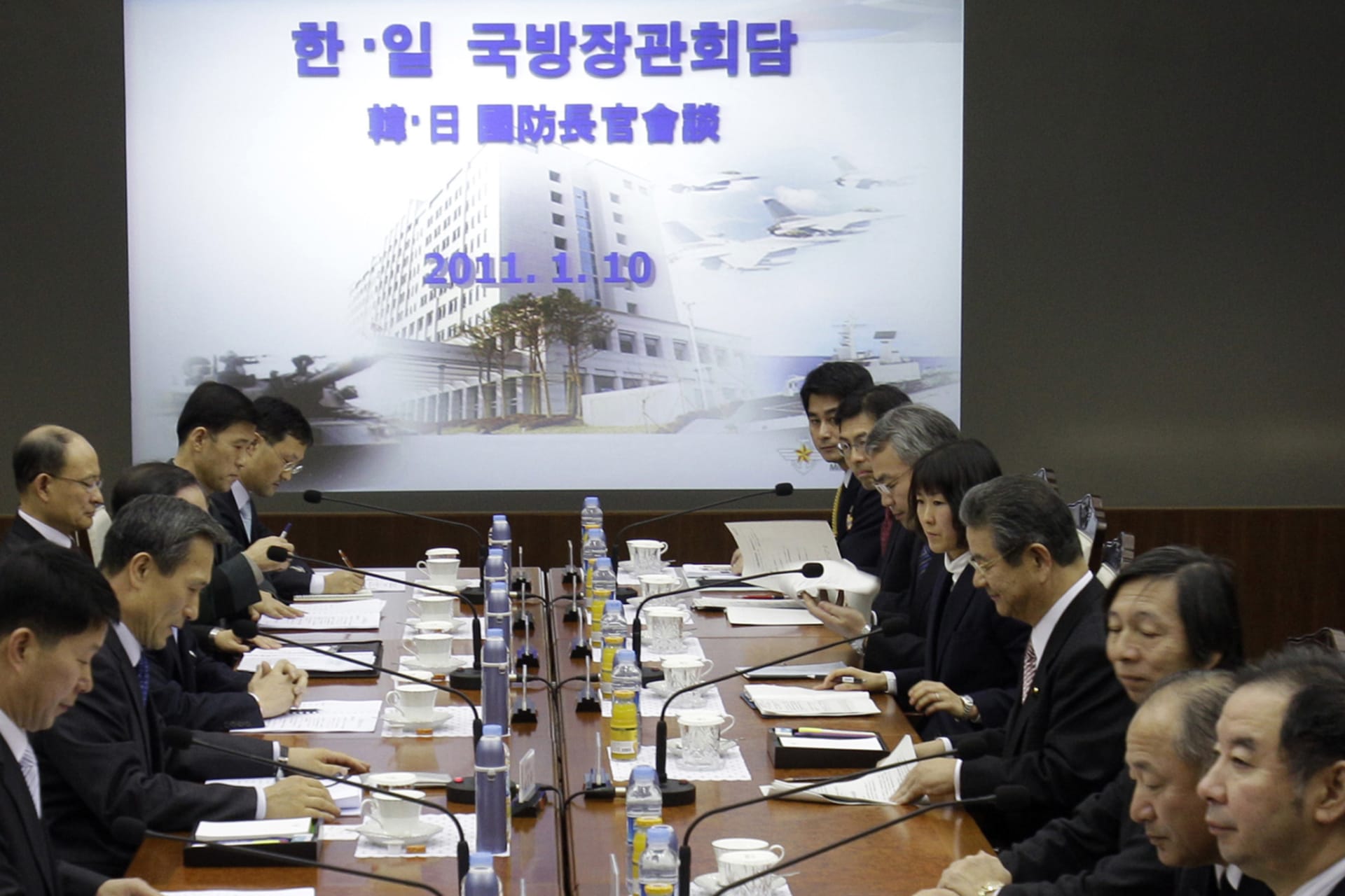 <p>South Korea’s Defense Minister Kim Kwan-jin (center L) and Japan’s Defense Minister Toshimi Kitazawa (center R) attend a meeting at the Defense Ministry in Seoul on January 10, 2011.</p>