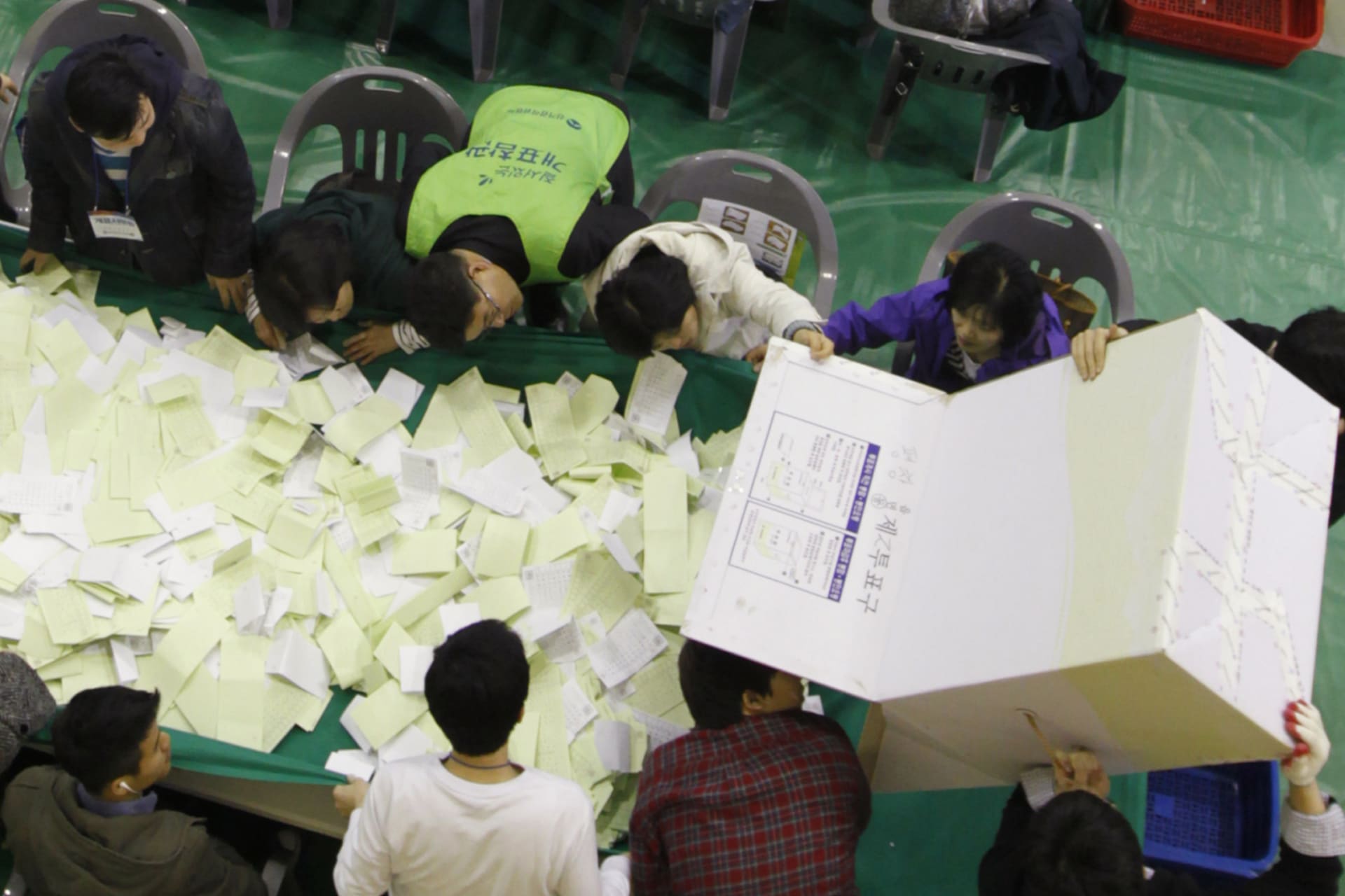 <p>Election officials count the ballots of the parliament elections in Seoul on April 11, 2012.</p>
