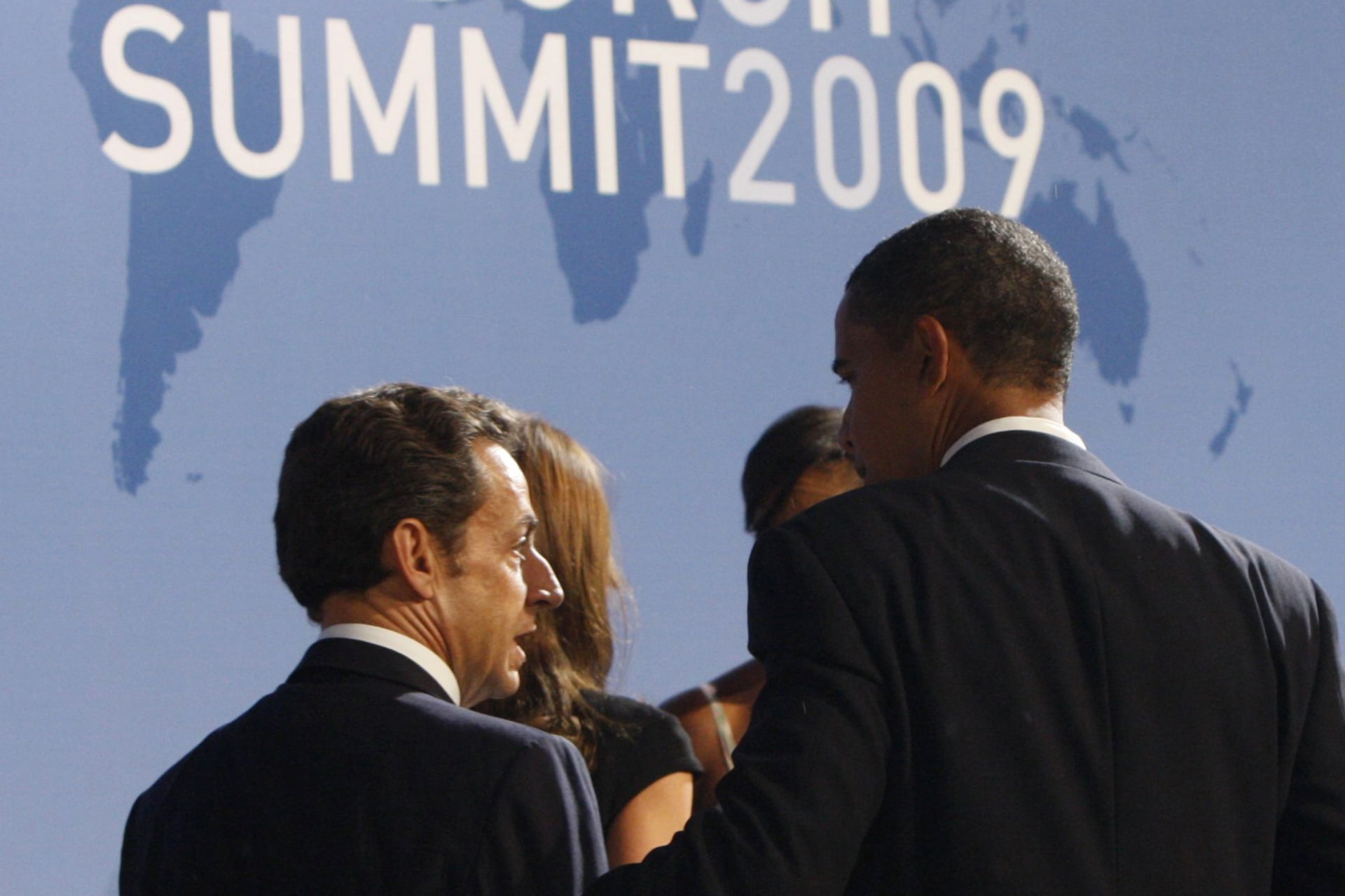 <p>France’s President Nicolas Sarkozy (L) talks with U.S. President Barack Obama as they arrive at the Phipps Conservatory for an opening reception and working dinner for heads of delegation at the Pittsburgh G20 Summit on September 24, 2009. </p>
