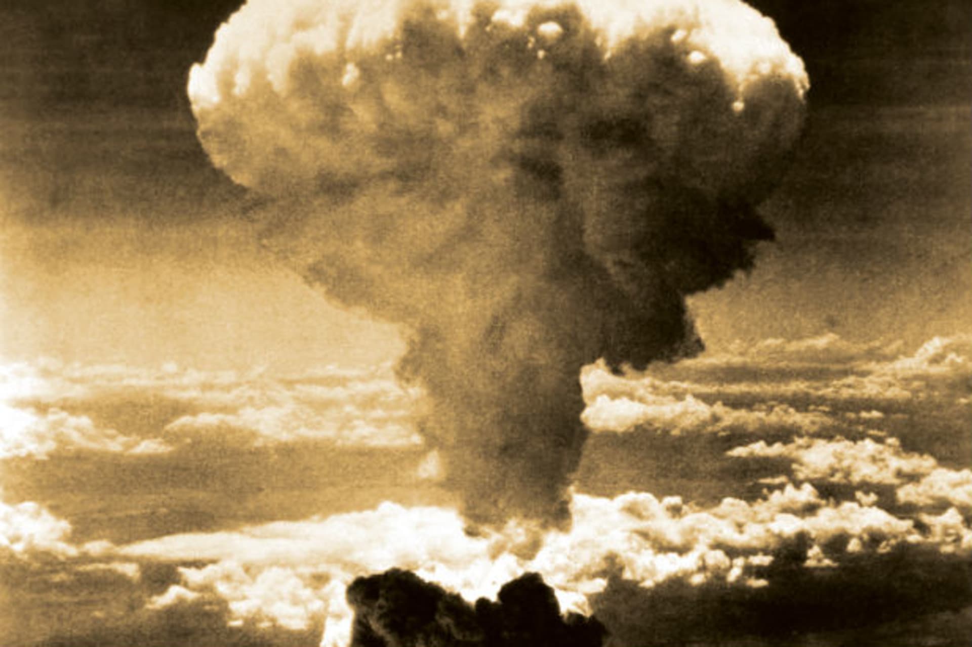 <p>A mushroom cloud rises over Nagasaki, Japan, on August 9, 1945.</p>
