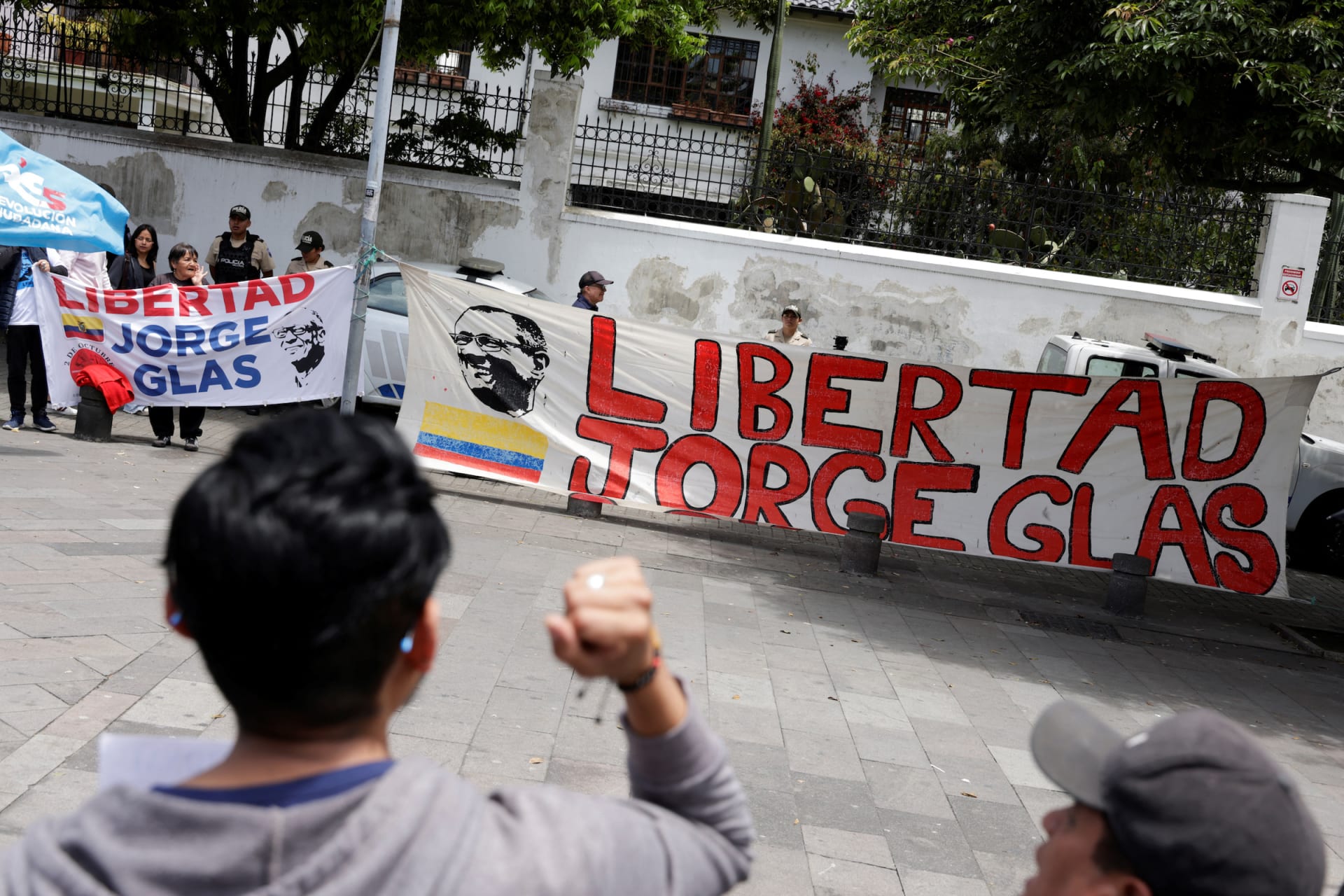 Protestors demonstrate outside the Mexican Embassy in Ecuador