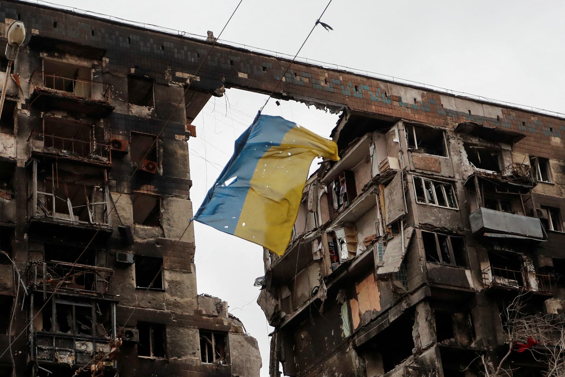 <p>A view shows a Ukrainian flag near a destroyed building in Mariupol.</p>