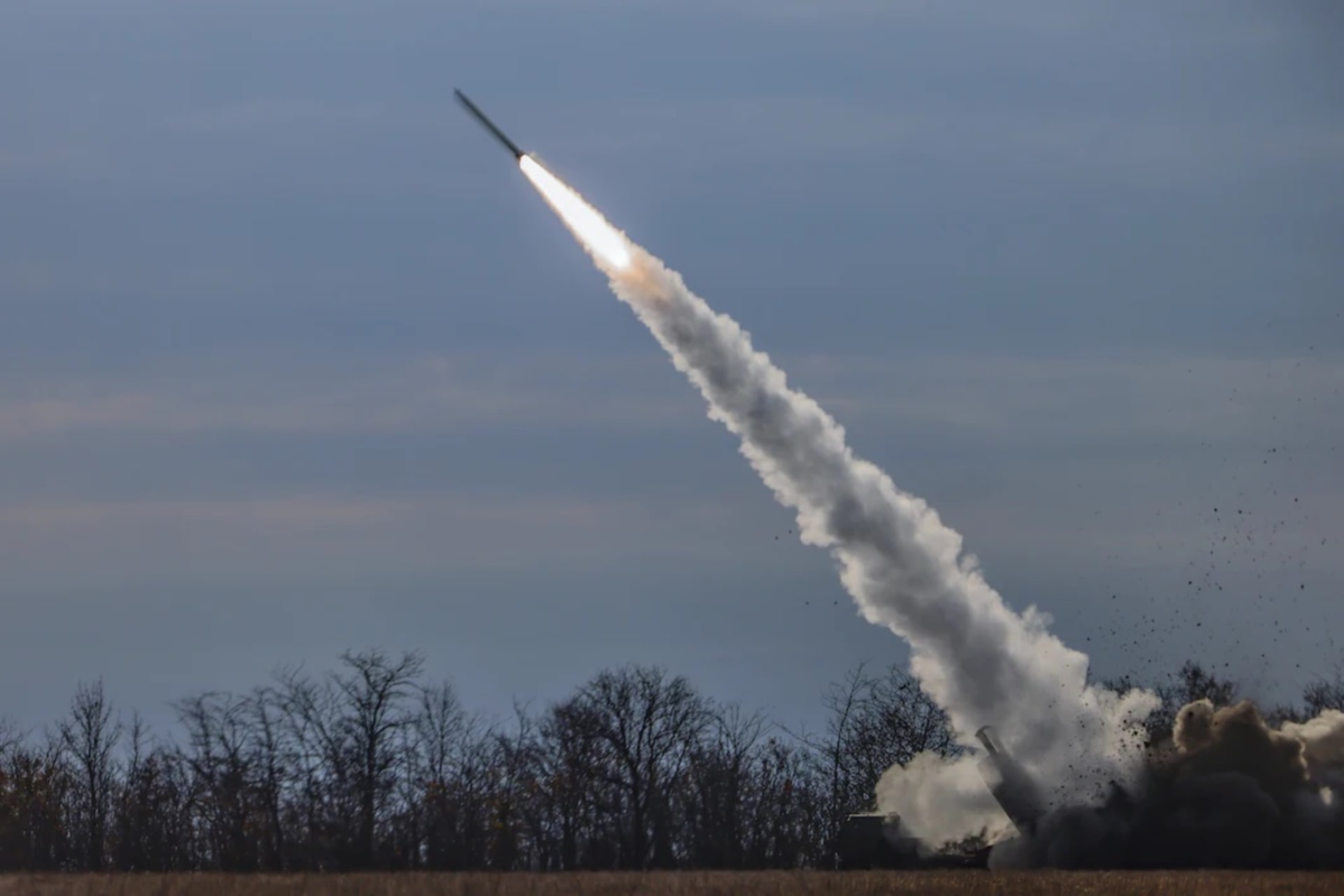 <p>The Ukrainian army fires a HIMARS rocket close to the front in the northern Kherson region on Saturday.</p>

